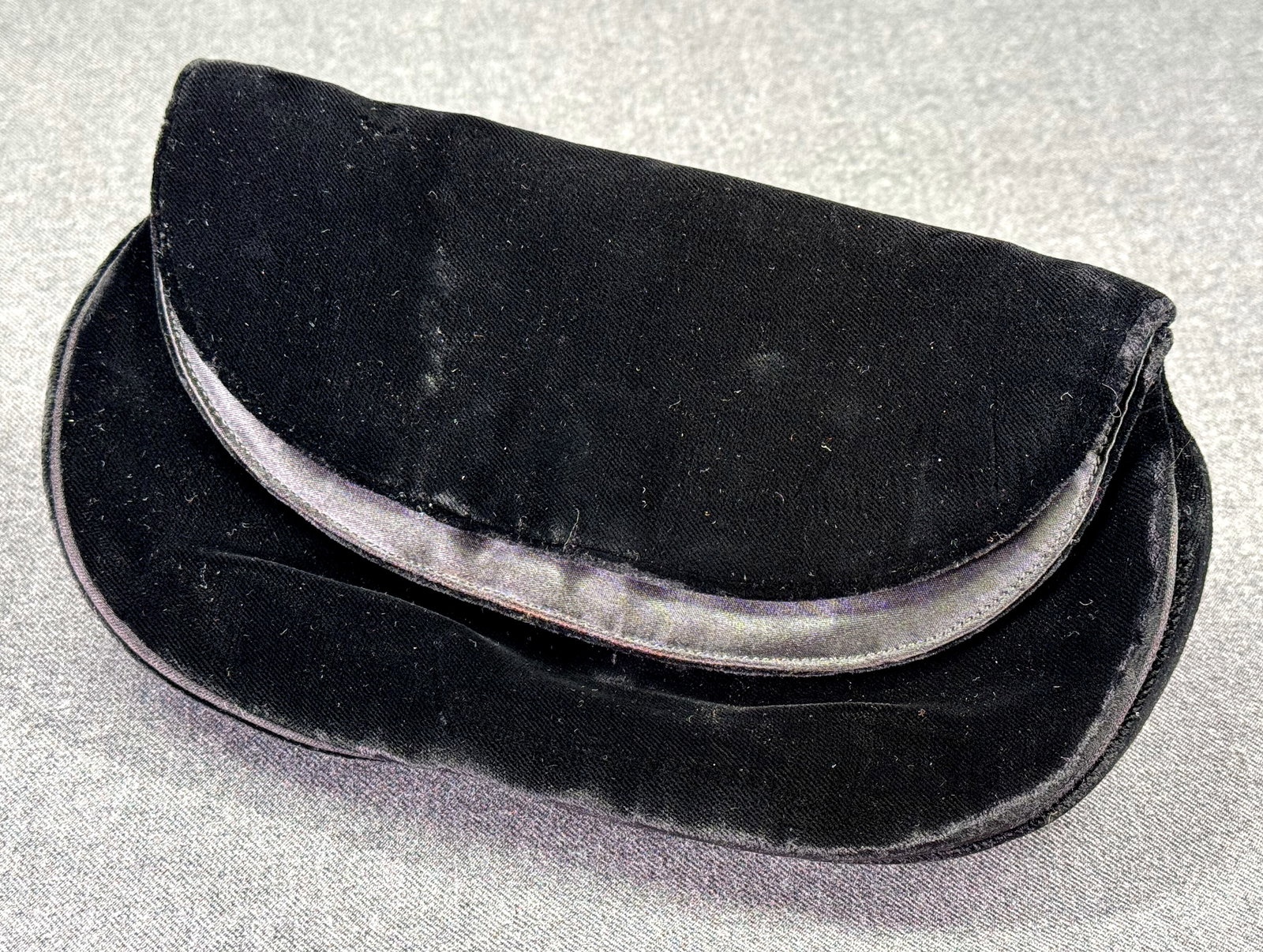 Vintage black velvet folded clutch purse bag: IN HOUSE FLAT SHIPPING & HANDLING COST WITHIN ALL THE U.S. : $7 To bypass LiveShipping, and use our In-House shipping service for $7 or shipping combined for multiple lots, please select “Arrange Yo