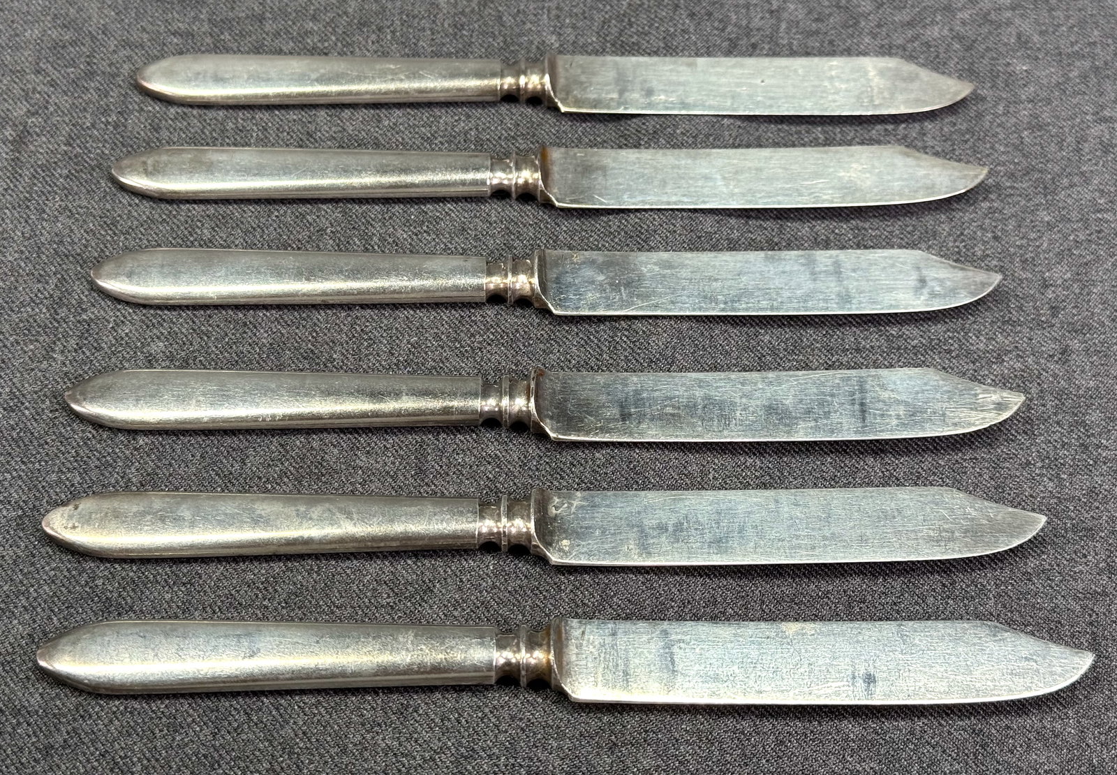 Antique Mermod, Jaccard & Co fruit knives. Silver plated. Lot of 6. *e: Antique Mermod, Jaccard & Co fruit knives. Silver plated. Lot of 6. Marked. For measures please refer to the pictures that were taken with a measuring tape. Weight: 190 Grams. IN HOUSE FLAT SHIPPING &