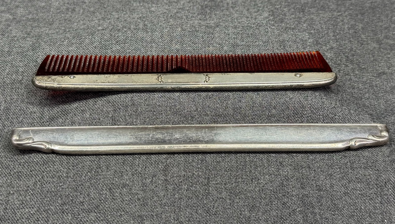 Antique comb & Alpacca Hoka comb top cover. *e: Antique brown plastic & silver plated comb, blank space for a monogram. Unmarked. And a Alpacca Hoka comb top cover. Marked. For measures please refer to the pictures that were taken with a measuring 
