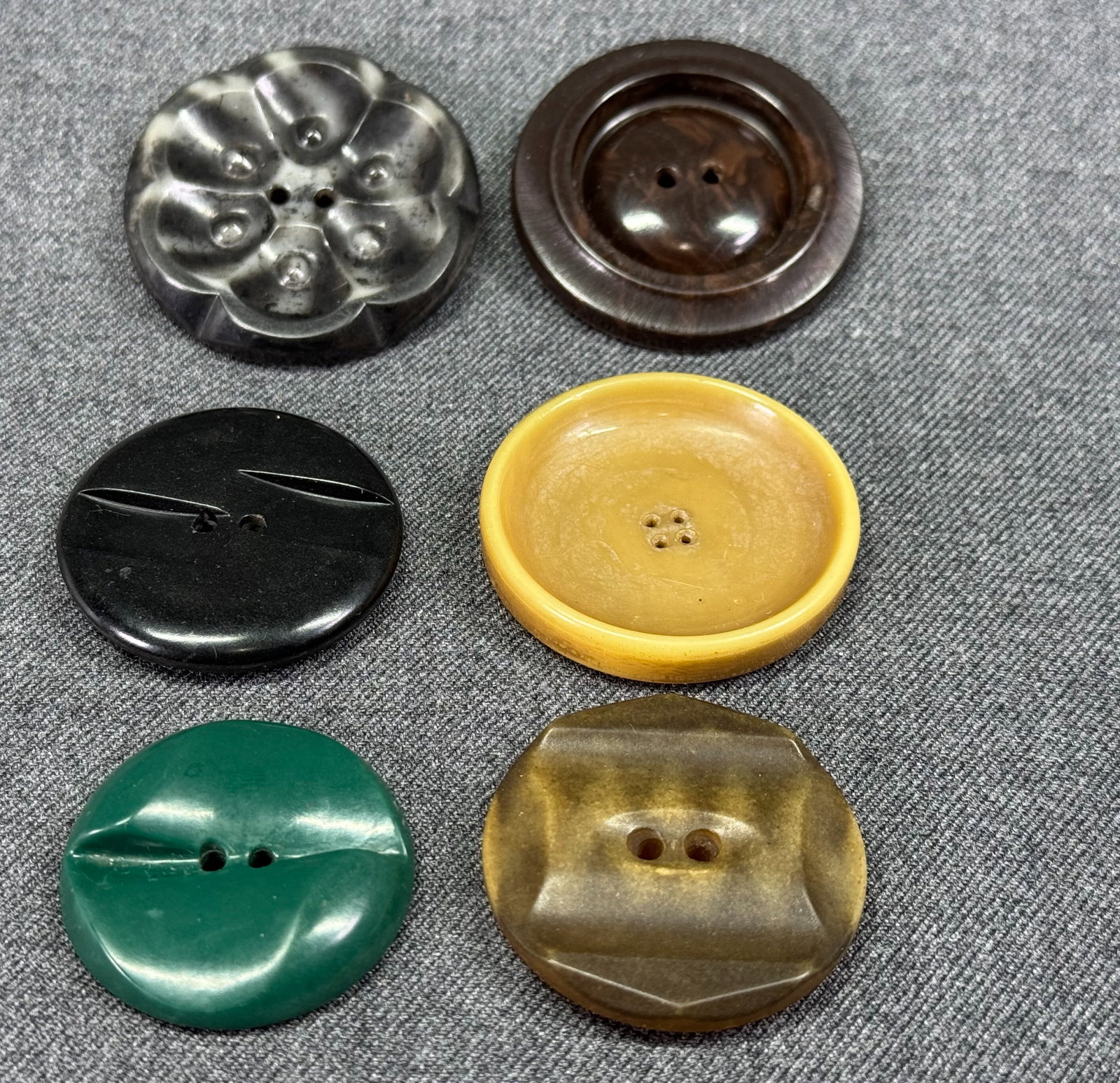Vintage assorted plastic & celluloid buttons. Lot of 6 (1 of 4)