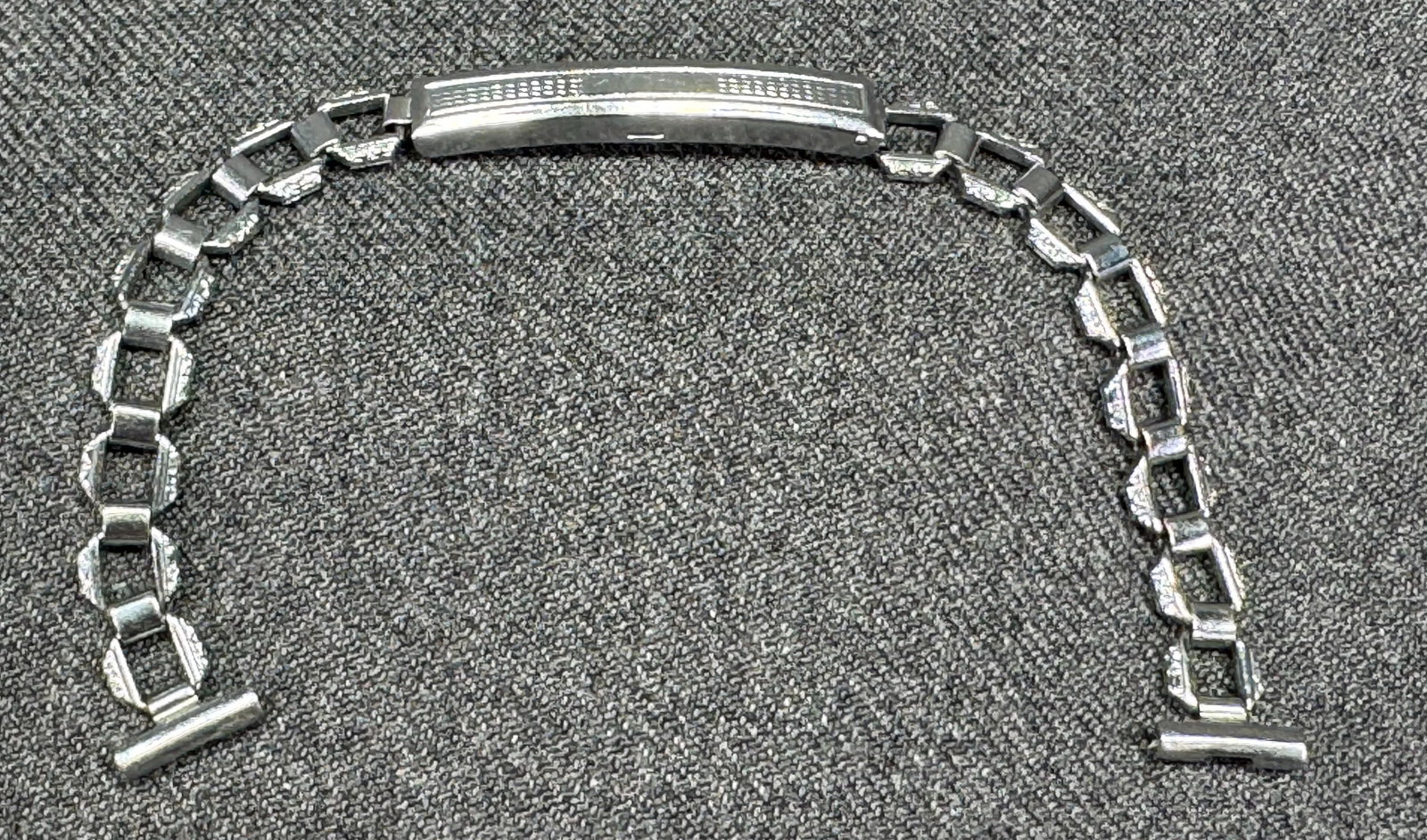 Antique art deco silver-toned women watch band.: IN HOUSE FLAT SHIPPING & HANDLING COST WITHIN ALL THE U.S. : $7 To bypass LiveShipping, and use our In-House shipping service for $7 or shipping combined for multiple lots, please select “Arrange Yo