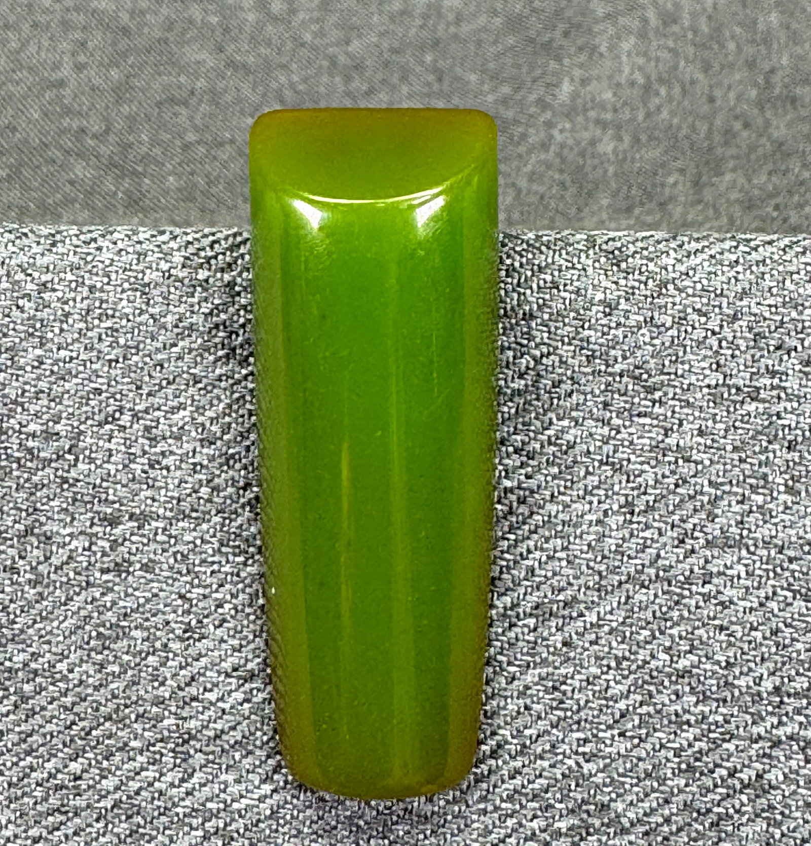 Vintage Green Spinach Bakelite Clip Brooch. *g: Vintage Green Spinach Bakelite Clip Brooch. Unmarked. For measures please refer to the pictures taken with a measuring tape. Weight: 8 Grams. IN HOUSE FLAT SHIPPING & HANDLING COST WITHIN ALL THE U.S.