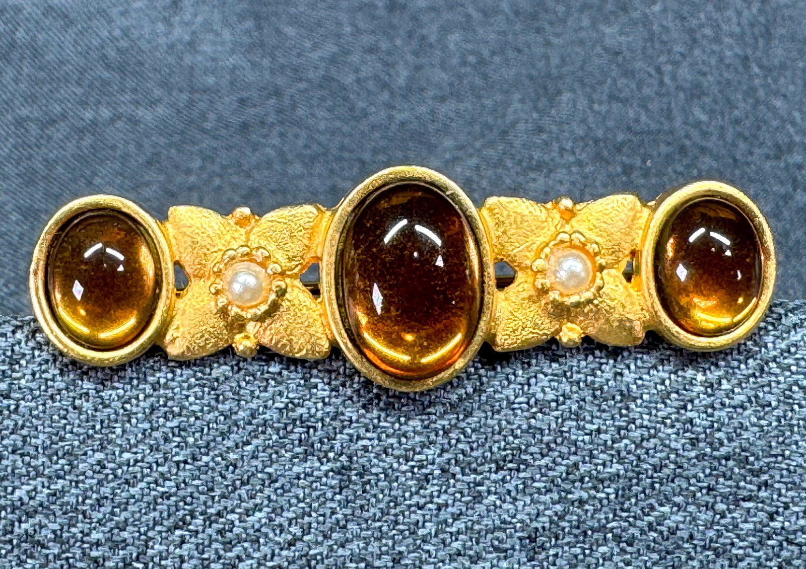 1980s Etruscan Revival Bar Brooch Pin. Amber Glass, pearl, gold-tone. *g: 1980s Etruscan Revival Bar Brooch Pin. Amber Glass, faux pearl, gold-tone. Unmarked. For measures please refer to the pictures taken with a measuring tape. Weight: 10 Grams. IN HOUSE FLAT SHIPPING & H