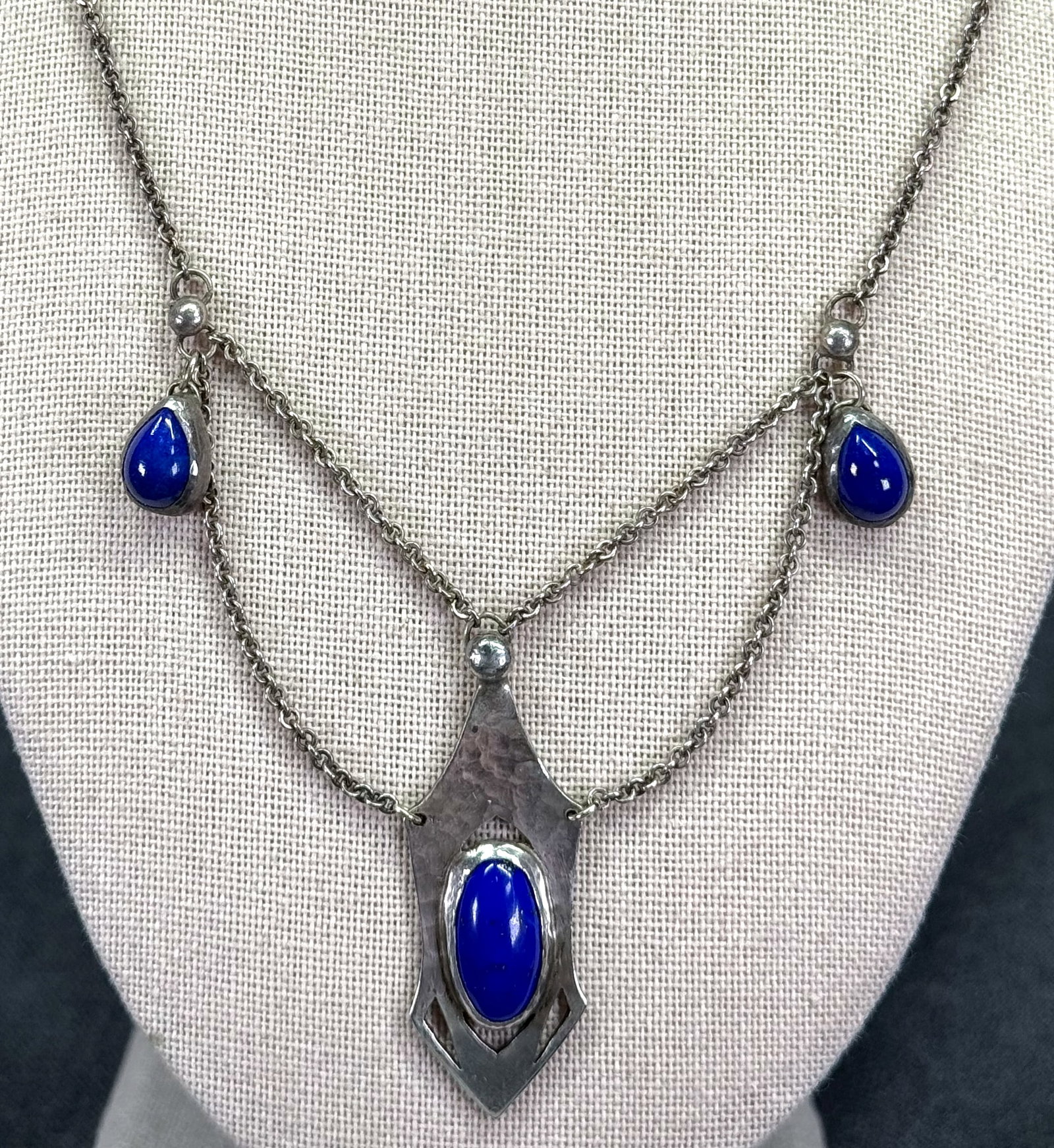 Arts & Crafts Hammered Sterling Silver Festoon Necklace. Lapis Lazuli Cabs. *g: Arts & Crafts Hammered Sterling Silver Festoon Necklace with Lapis Lazuli Cabochons. Marked on clasp. For measures please refer to the pictures taken with a measuring tape. Weight: 13.98 Grams. IN HOU
