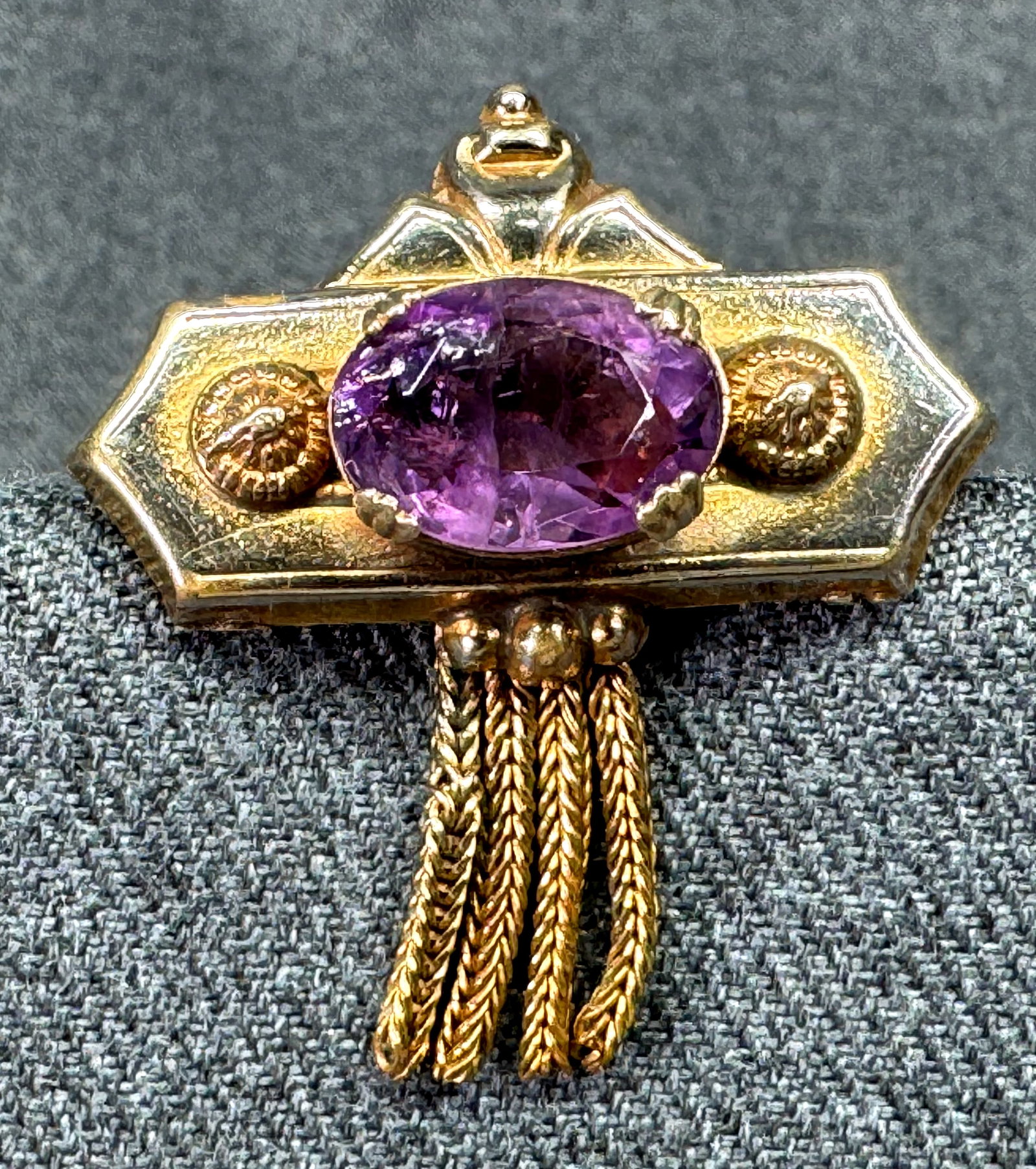 Antique Etruscan Revival Amethyst Stone Fringe Brooch Pin. Gold-tone. *g: Antique Etruscan Revival Amethyst Stone Fringe Brooch Pin. Gold-tone. Unmarked . For measures please refer to the pictures taken with a measuring tape. Weight: 10 Grams. IN HOUSE FLAT SHIPPING & HANDL