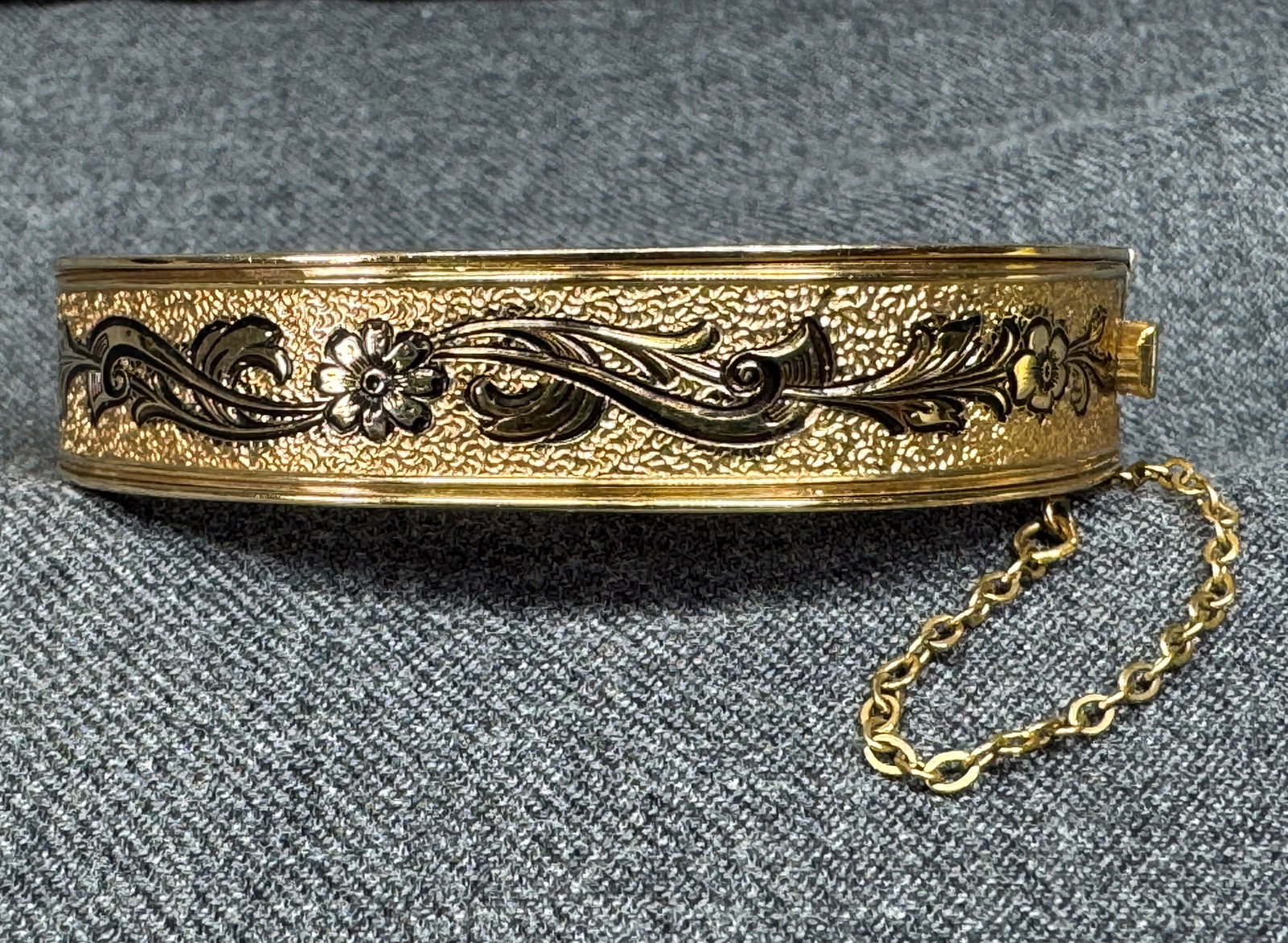 Victorian Revival Winard Taille d’Epargne Enamel Gold-filled Floral Hinged Bracelet . *g: Vintage Victorian Revival Winard 12K Gold-Filled Taille d’Epargne Enamel floral Hinged Bangle Bracelet. Security chain. Marked 99 Winard 1/20 12K GF . For measures please refer to the pictures taken
