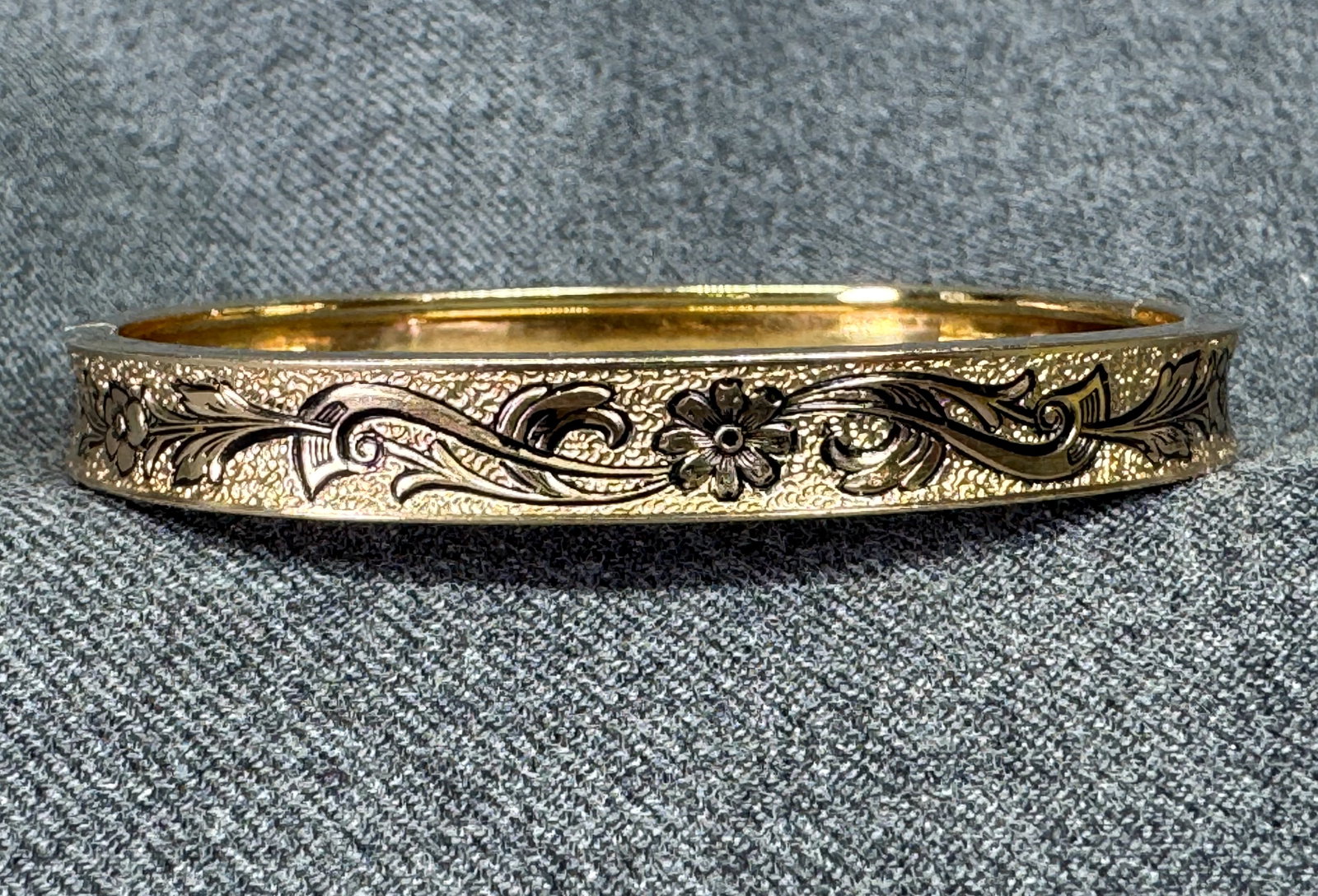 Victorian Revival Hayward Taille d’Epargne Enamel Gold-filled Floral Hinged Bracelet . *g: Vintage Victorian Revival Walter E. Hayward Company Gold-Filled Taille d’Epargne Enamel floral Hinged Bangle Bracelet. Marked W.E.H. GF . For measures please refer to the pictures taken with a measu