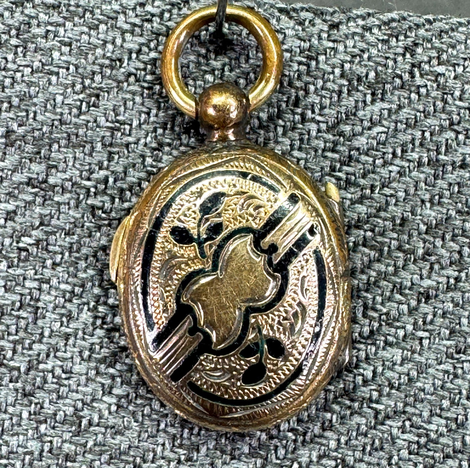 Antique Victorian Taille d’Epargne Enamel Mourning miniature Locket . Sweetheart, bird, floral. *g: Antique Victorian Taille d’Epargne Enamel Mourning miniature Locket. Gold Filled . Sweetheart, bird, floral. Unmarked. For measures please refer to the pictures taken with a measuring tape. Weight: 
