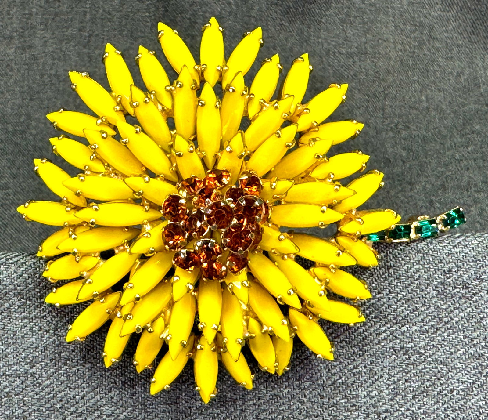 Vintage 1960s Weiss "Flower Power" large Yellow Crystal Daisy Brooch. *g: Vintage 1960s Weiss "Flower Power" large Yellow Navette Crystal Daisy Brooch Pin. Gold-tone. Marked. For measures please refer to the pictures taken with a measuring tape. Weight: 46 Grams. IN HOUSE F