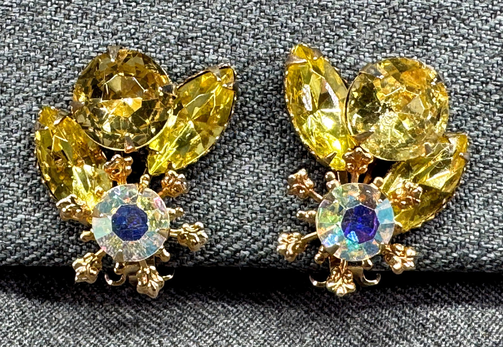 Vintage Beau Jewels Lemon Yellow & Aurora Borealis Crystal Floral Earrings. *g: Vintage Beau Jewels Lemon Yellow & Aurora Borealis Crystal Floral Brooch Clip Earrings. Gold-tone. Unmarked. For measures please refer to the pictures taken with a measuring tape. Weight: 11 Grams. IN