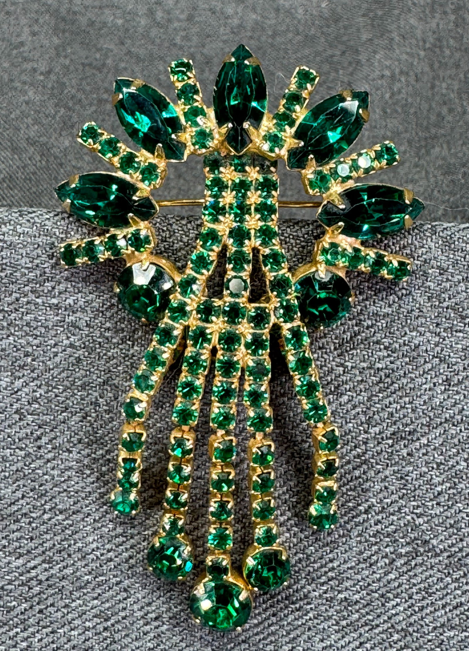 Vintage Juliana Chandelier Waterfall Brooch Pin. Green Rhinestone, Gold-tone. *g: Vintage Juliana Chandelier Waterfall Brooch Pin. Green Rhinestone, Gold-tone. Unmarked. For measures please refer to the pictures taken with a measuring tape. Weight: 38 Grams. IN HOUSE FLAT SHIPPING 