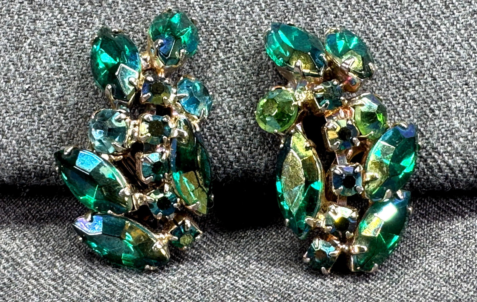Vintage Juliana Green & AB Rhinestone Clip Earrings. Gold-tone. *g: Vintage Juliana Green & AB Rhinestone Clip Earrings. Gold-tone. Unmarked. For measures please refer to the pictures taken with a measuring tape. Weight: 16 Grams. IN HOUSE FLAT SHIPPING & HANDLING COS