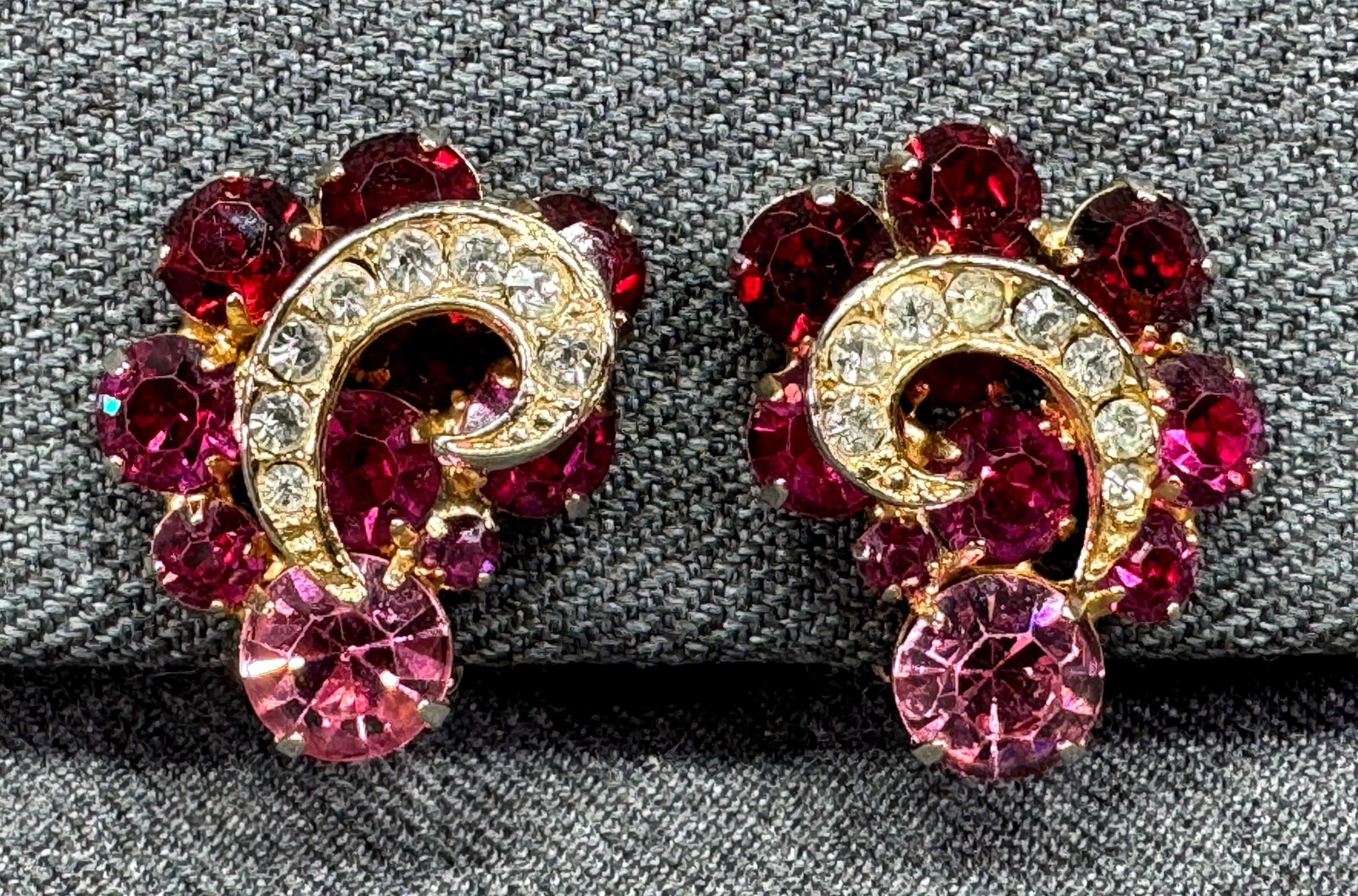 Vintage Icenberg Ice Crystal Clip Earrings. Pink, Red & Clear. Gold-tone. *g: Vintage Icenberg Ice Crystal Clip Earrings. Pink, Red & Clear. Gold-tone. Unmarked. For measures please refer to the pictures taken with a measuring tape. Weight: 16 Grams. IN HOUSE FLAT SHIPPING & HA