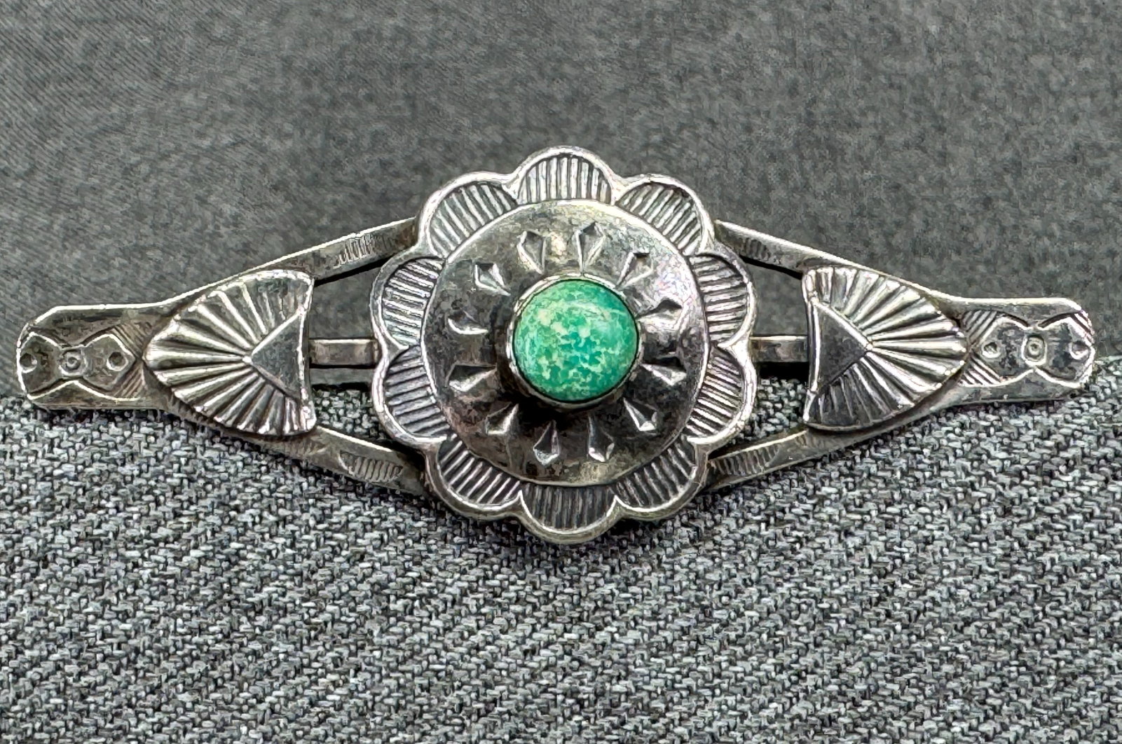 Vintage Fred Harvey Era Concho Bar Brooch Pin. Sterling Silver & Green Turquoise. *g: Vintage Fred Harvey Era Concho Bar Brooch Pin. Sterling Silver & Green Turquoise. Unmarked. For measures please refer to the pictures taken with a measuring tape. Weight: 10.46 Grams. IN HOUSE FLAT