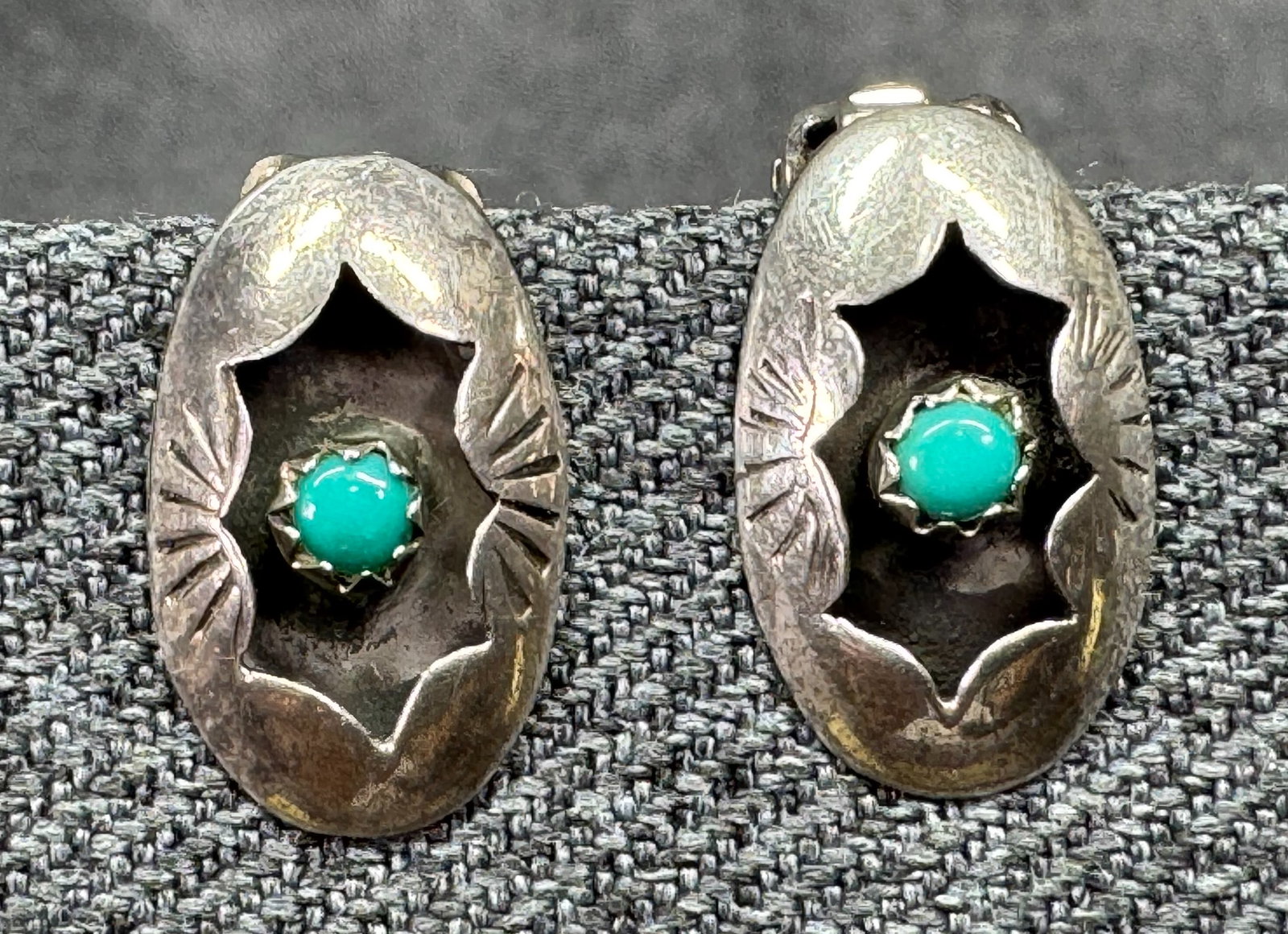Vintage Navajo Sterling Silver Turquoise Shadowbox Clip-On Earrings. *g: Vintage Navajo Sterling Silver Turquoise Shadowbox Clip-On Earrings. Unmarked. For measures please refer to the pictures taken with a measuring tape. Weight: 2.44 Grams. IN HOUSE FLAT SHIPPING &