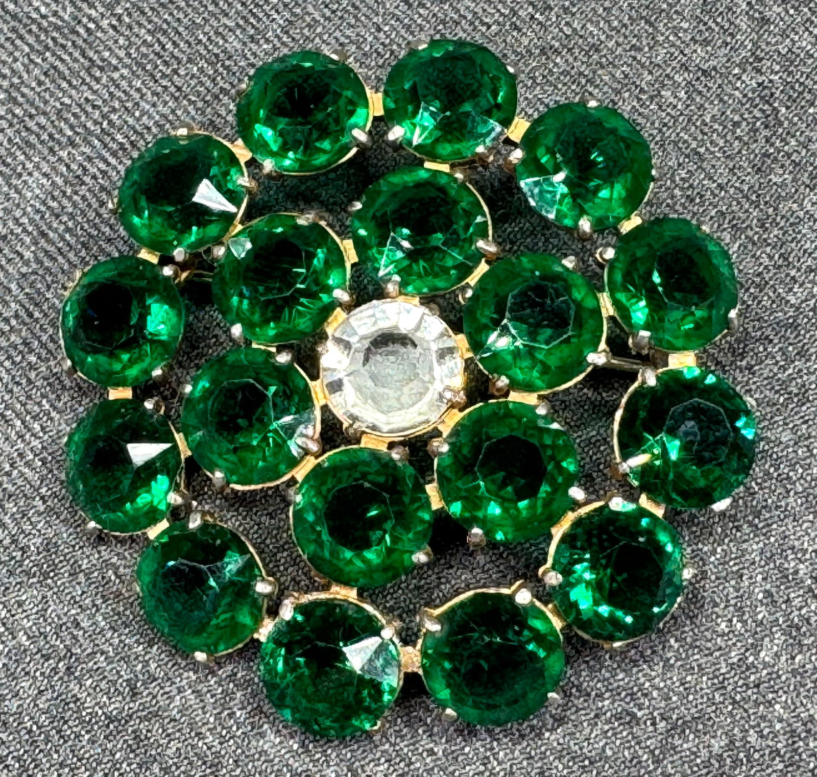 Vintage 1940s Czech Open Back Crystals Flower Brooch Pin. Clear & Emerald Green, Pot Metal . *g: Vintage 1940s Czech Open Back Crystals Flower Brooch Pin. Clear & Emerald Green crystals, ,Gold-tone Pot Metal .Unmarked. For measures please refer to the pictures taken with a measuring tape. Weight: