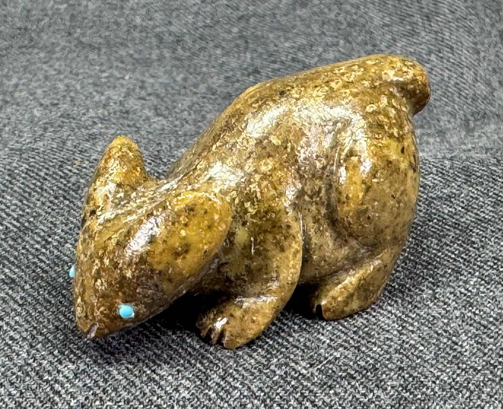 Zuni Carved Dendritic Stone Rabbit Bunny Fetish: Zuni Carved Dendritic Stone Rabbit Bunny Fetish.Turquoise glass? eyes. For measures please refer to the pictures taken with a measuring tape. Weight:29 Grams. IN HOUSE FLAT SHIPPING & HANDLING COST