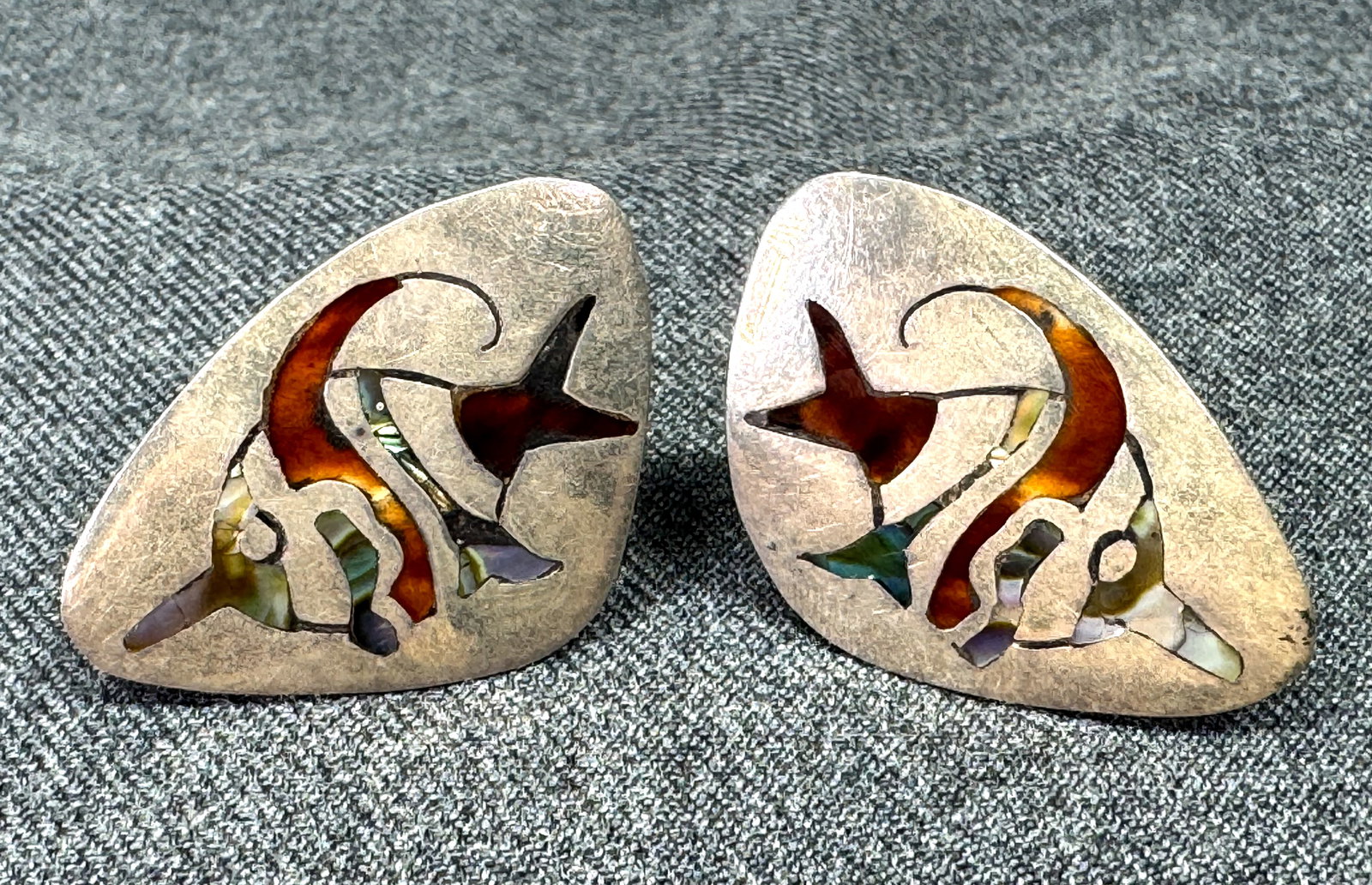 MCM Mexican BD Taxco Sterling Silver Abalone & Shell Inlay Angelfish Earrings. Eagle 3. *g: MCM Mexican BD Taxco Sterling Silver Abalone & Shell Inlay Angelfish Earrings. Eagle 3. Marked. For measures please refer to the pictures taken with a measuring tape. Weight: 9.85 Grams. IN HOUSE FLAT