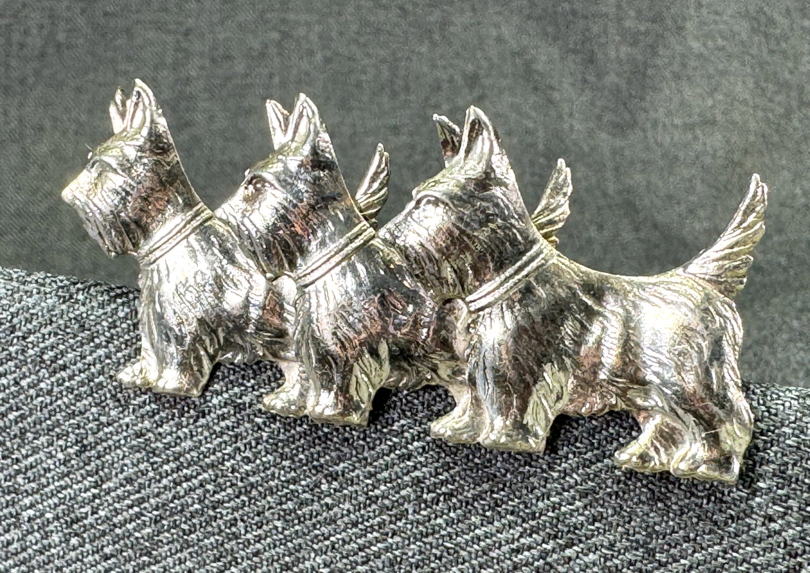 Antique Art Deco Sterling Silver Triple Scottie Dog Brooch Pin. *g: Antique Art Deco Sterling Silver Triple Scottie Dog Brooch Pin. Marked. For measures please refer to the pictures taken with a measuring tape. Weight: 5.24 Grams. IN HOUSE FLAT SHIPPING & HANDLING COS