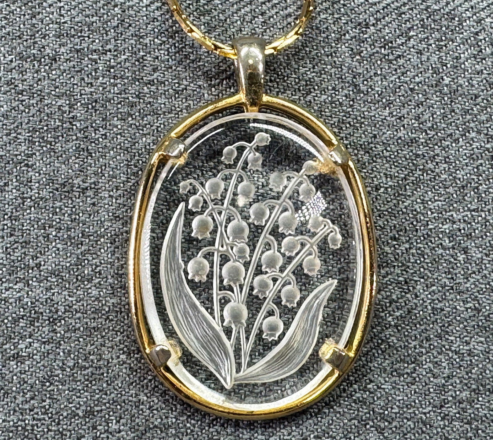 Vintage Napier Gold Tone Lily of the Valley Frosted Glass Intaglio Pendant Necklace *g: Vintage Napier Lily of the Valley Intaglio Glass Pendant Necklace. Gold-toned. Marked. For measures please refer to the pictures taken with a measuring tape. Weight: 90 Grams. IN HOUSE FLAT SHIPPING &
