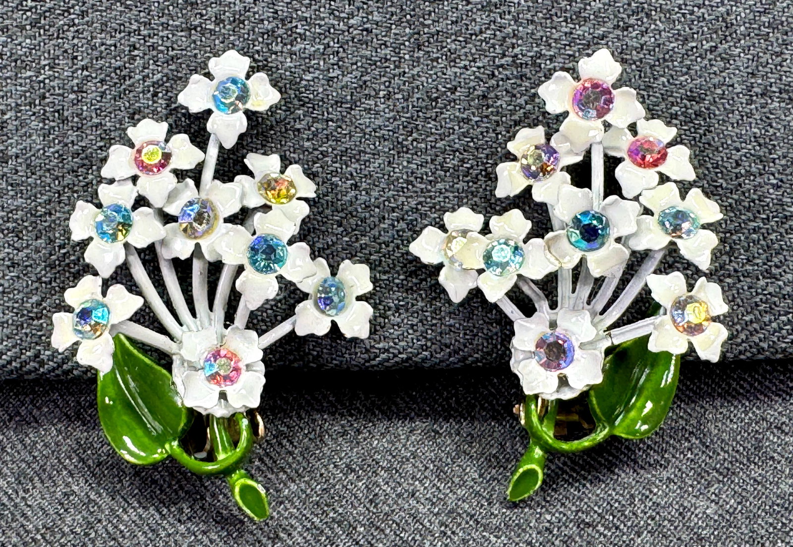 Vintage White Enamel Floral Clip On Earrings. Rhinestone Bouquet *g: Vintage White Enamel Floral Clip On Earrings Rhinestone Bouquet. Unmarked. For measures please refer to the pictures taken with a measuring tape. Weight: 15 Grams. IN HOUSE FLAT SHIPPING & HANDLING CO