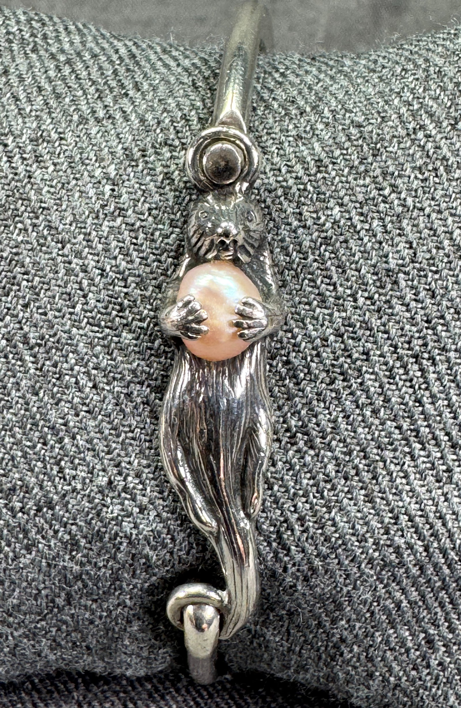 Pat Pearlman Sterling Otter Holding a Pearl Cuff Bracelet. Signed. *g: Pat Pearlman Sterling Otter Holding a Pearl Cuff Bracelet. Marked 925 & maker's mark. For measures please refer to the pictures taken with a measuring tape. Weight: 16.21 Grams. IN HOUSE FLAT SHIPPING