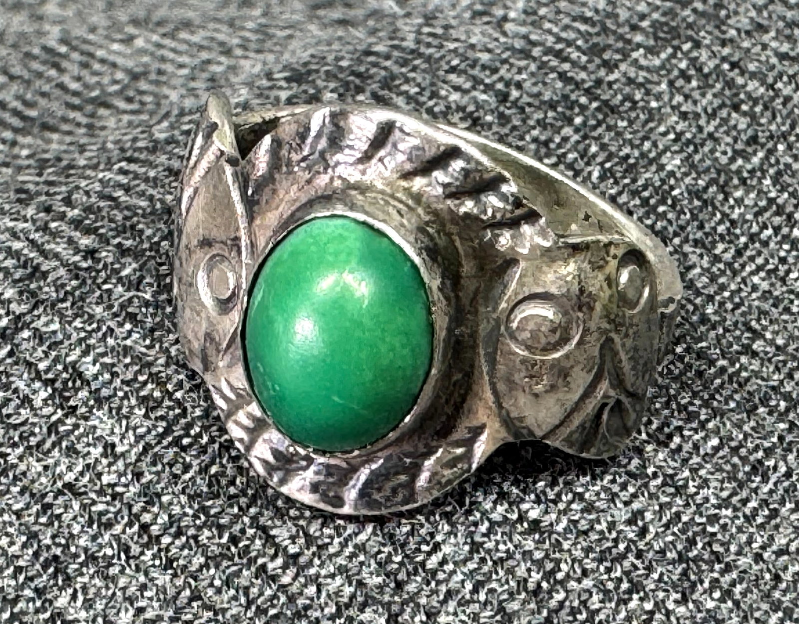 Vintage Fred Harvey Era Sterling Silver Green Turquoise Owl Motif Ring. *g: Vintage Fred Harvey Era Sterling Silver Green Turquoise Owl Motif on Sides Ring. Unmarked. For measures please refer to the pictures taken with a measuring tape. Weight: 2.58 Grams. IN HOUSE FLAT