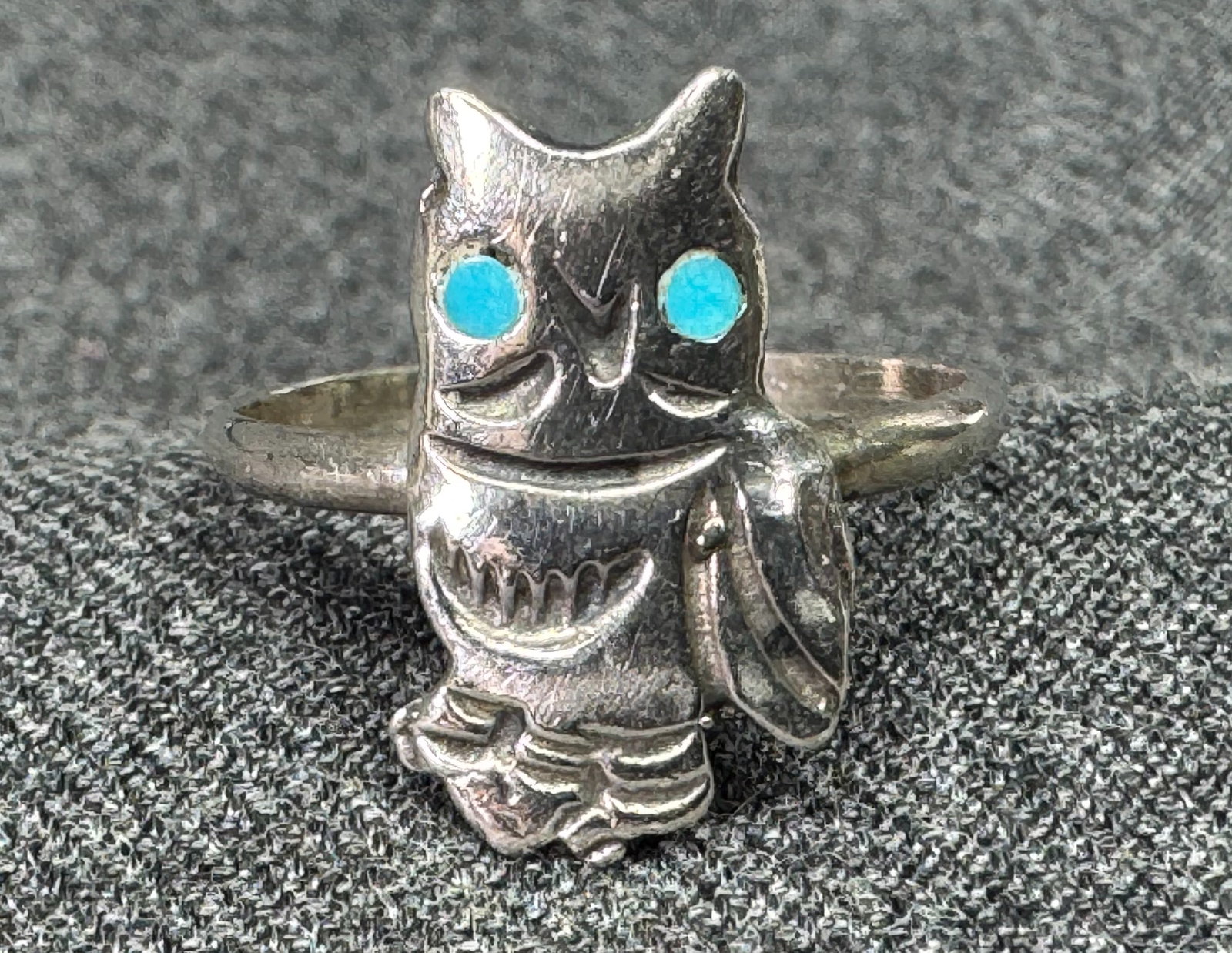 Vintage Native American Sterling Silver, Turquoise Eyes Owl Ring *g: Vintage Native American Sterling Silver, Turquoise Eyes Owl Ring. Unmarked. For measures please refer to the pictures taken with a measuring tape. Weight: 2.30 Grams. IN HOUSE FLAT SHIPPING &