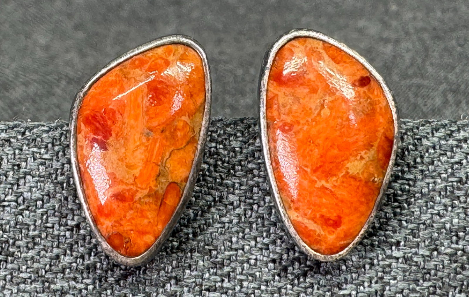 Vintage Southwestern Sterling Silver Orange Spiny Oyster Shell Stud Earrings. Marked AR 950. *g: Vintage Southwestern Sterling Silver Orange Spiny Oyster Shell Stud Earrings. Marked AR 950. For measures please refer to the pictures taken with a measuring tape. Weight: 4.39 Grams. IN HOUSE FLAT