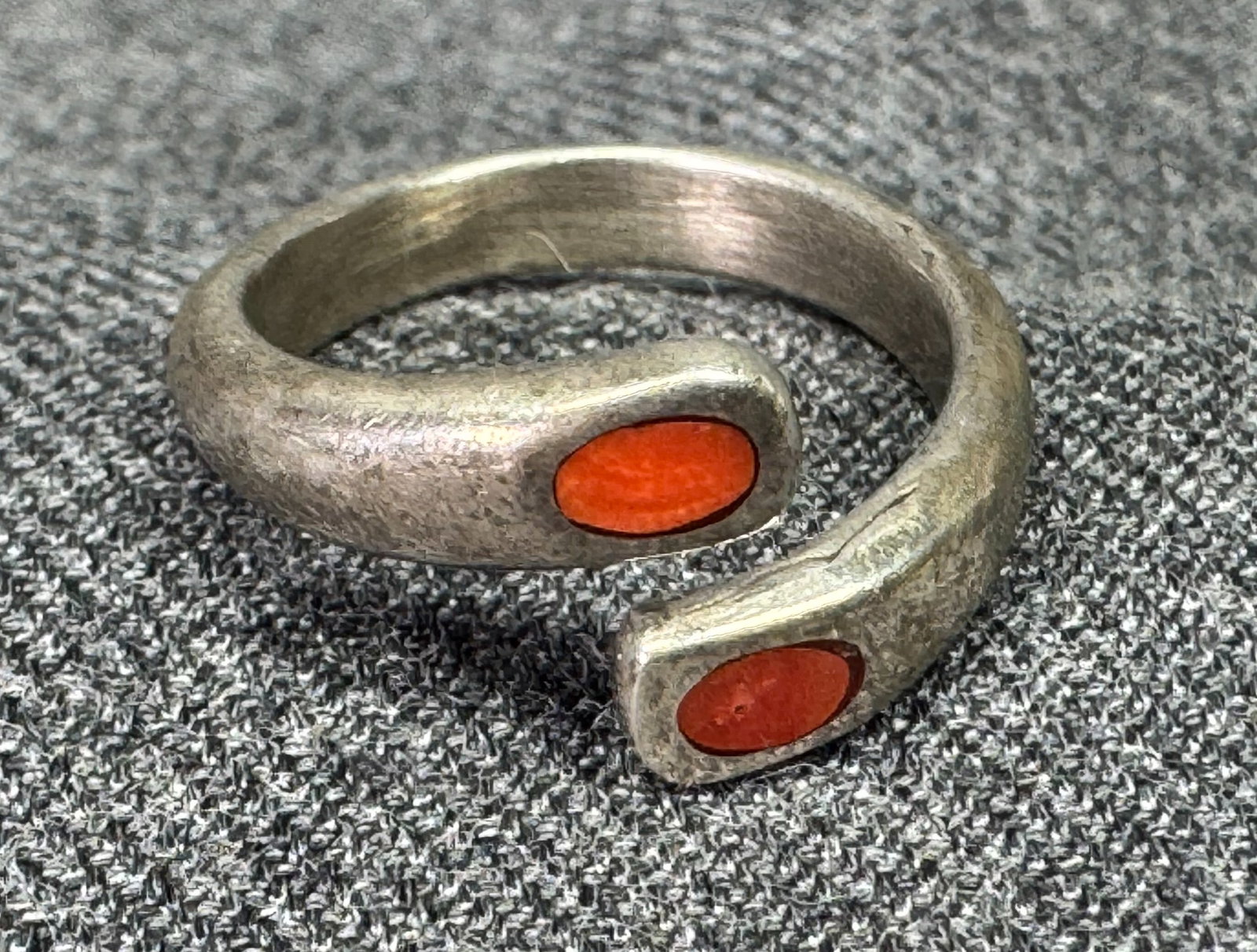 Vintage Navajo Red Coral Inlay Sterling Silver Bypass Snake Ring. *g: Vintage Navajo Red Coral Inlay Sterling Silver Bypass Snake Ring. Unmarked. For measures please refer to the pictures taken with a measuring tape. Weight: 3.28 Grams. IN HOUSE FLAT SHIPPING &