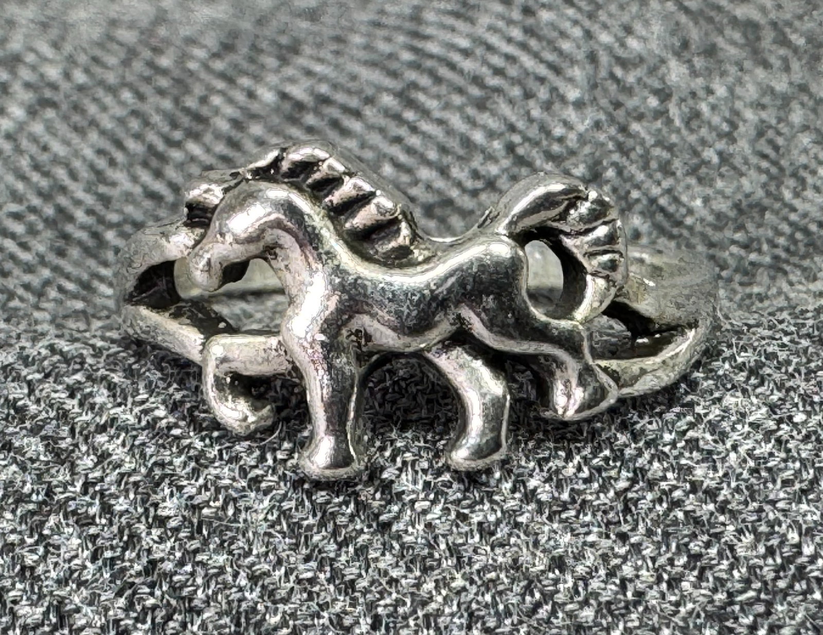 Vintage Sterling Silver Horse Ring. *g: Sterling Silver Horse Ring. Unmarked. For measures please refer to the pictures taken with a measuring tape. Weight: 1.02 Grams. IN HOUSE FLAT SHIPPING & HANDLING COST WITHIN ALL THE U.S. : $7 To bypa