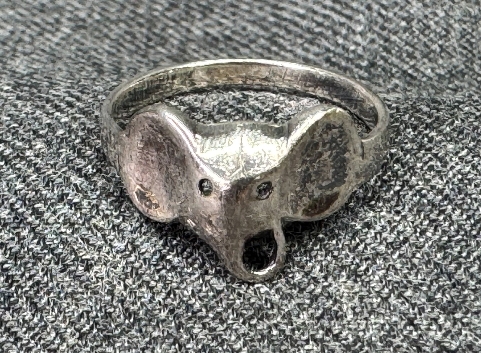 Vintage Sterling Silver elephant head ring. *g: Vintage Sterling Silver elephant head ring. Marked 925. For measures please refer to the pictures taken with a measuring tape. Weight: 1.32 Grams. IN HOUSE FLAT SHIPPING & HANDLING COST WITHIN ALL THE
