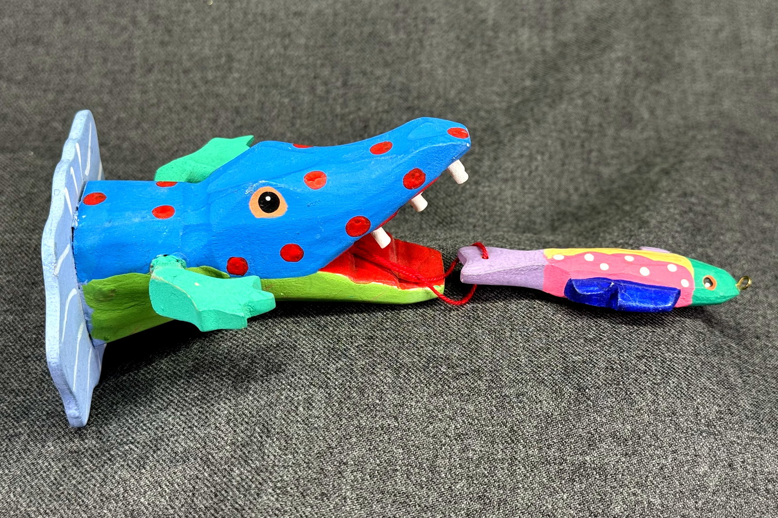 Vintage 1990s Mexican Oaxacan Folk Art Carving Wood Alligator Chasing Fish. *g (1 of 7)