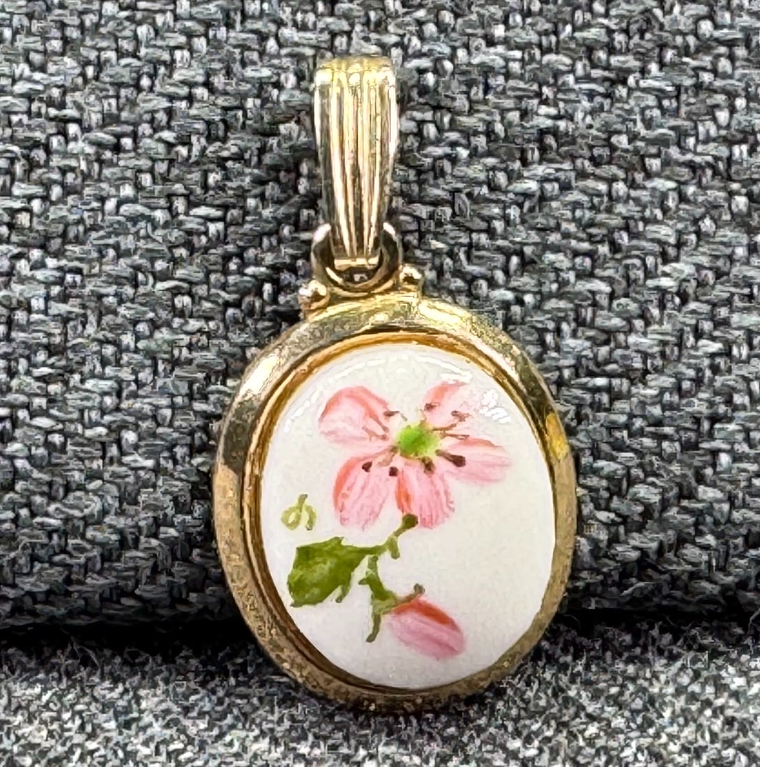Vintage Najarda 14K Gold-Filled Miniature Floral Pendant: Vintage Najarda 14K Gold-Filled Miniature Floral Pendant. Unmarked. For measures please refer to the pictures taken with a measuring tape. Weight: 1 Grams IN HOUSE FLAT SHIPPING & HANDLING COST WITHIN