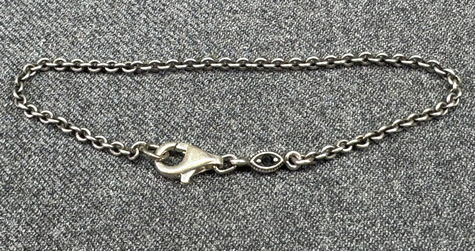 Vintage black crystal sterling silver chain bracelet *B: Vintage black crystal sterling silver chain bracelet. Marked 925 on clasp. For measures please refer to the pictures taken with a measuring tape. Weight: 2.37 Grams. IN HOUSE FLAT SHIPPING & HANDLING 