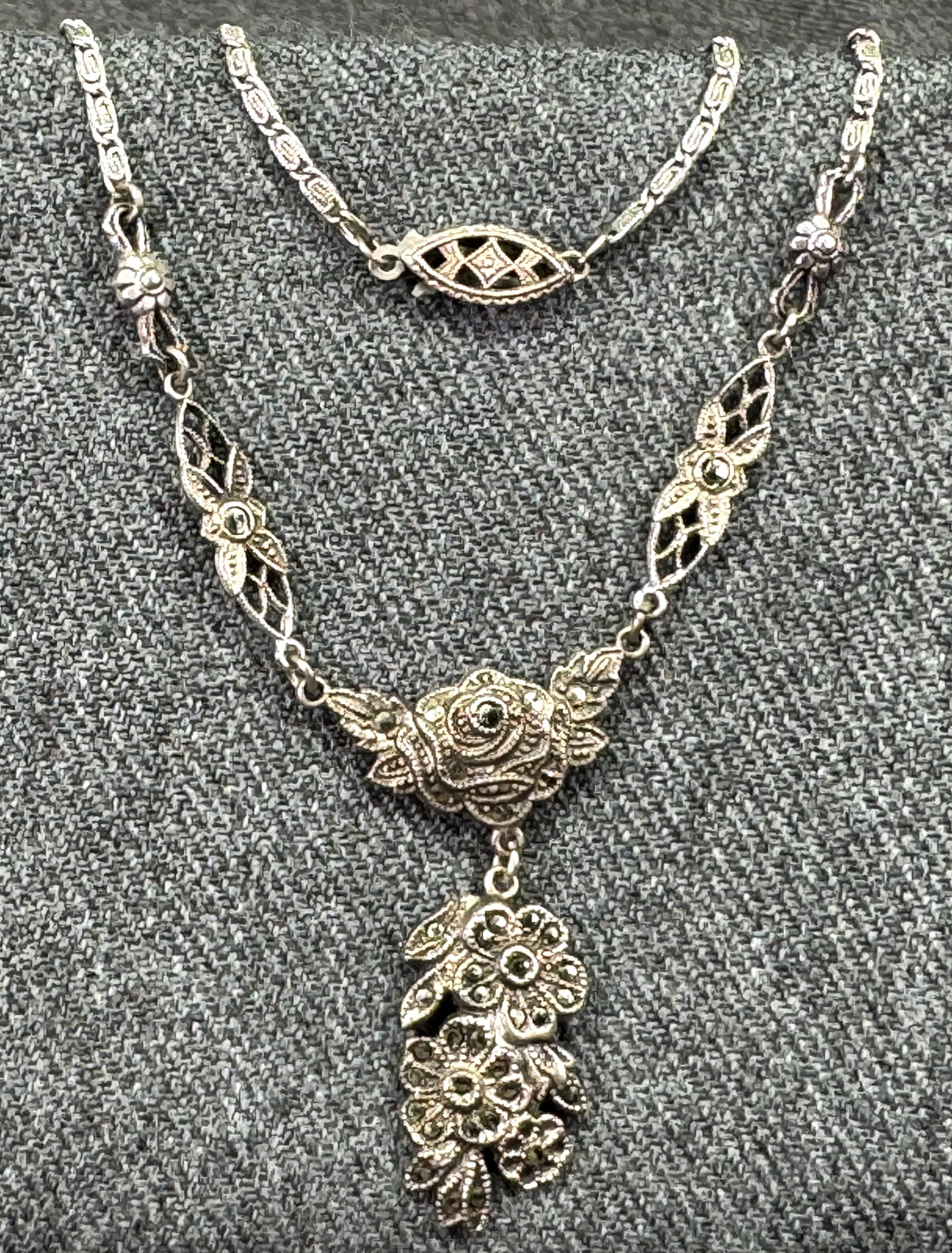Antique art deco marcasite sterling silver medallions lariat necklace. *B: Antique art deco marcasite sterling silver floral medallions lariat necklace. Marked on each medallion and on the clasp. For measures please refer to the pictures taken with a measuring tape. Weight: 