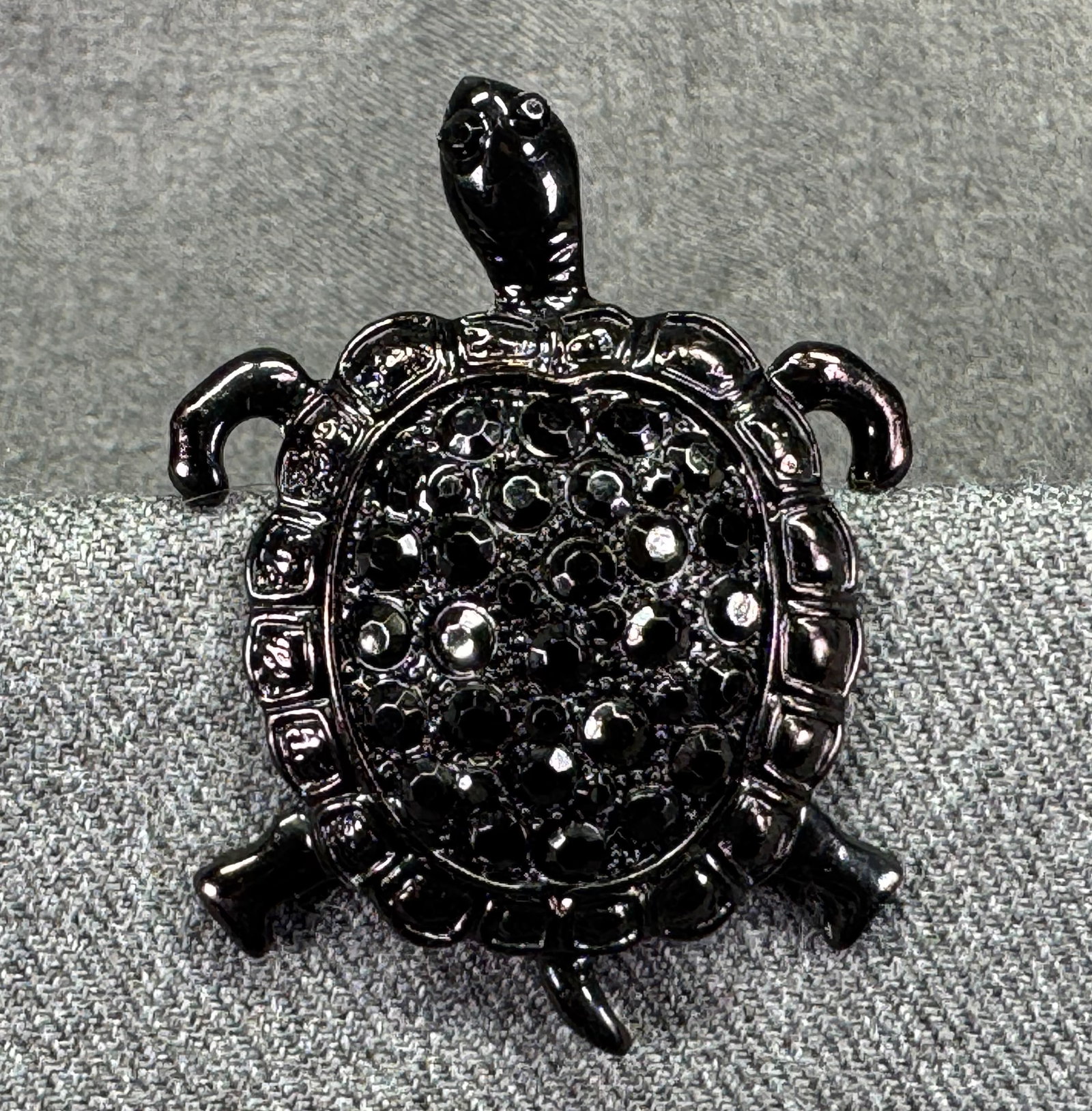 Vintage Encrusted Black Rhinestone Turtle Brooch Pin. Japanned Metal. *f: Vintage Encrusted Black Rhinestone Turtle Brooch Pin. Japanned Metal. Unmarked. For measures please refer to the pictures taken with a measuring tape. Weight: 18 Grams. IN HOUSE FLAT SHIPPING & HANDLI