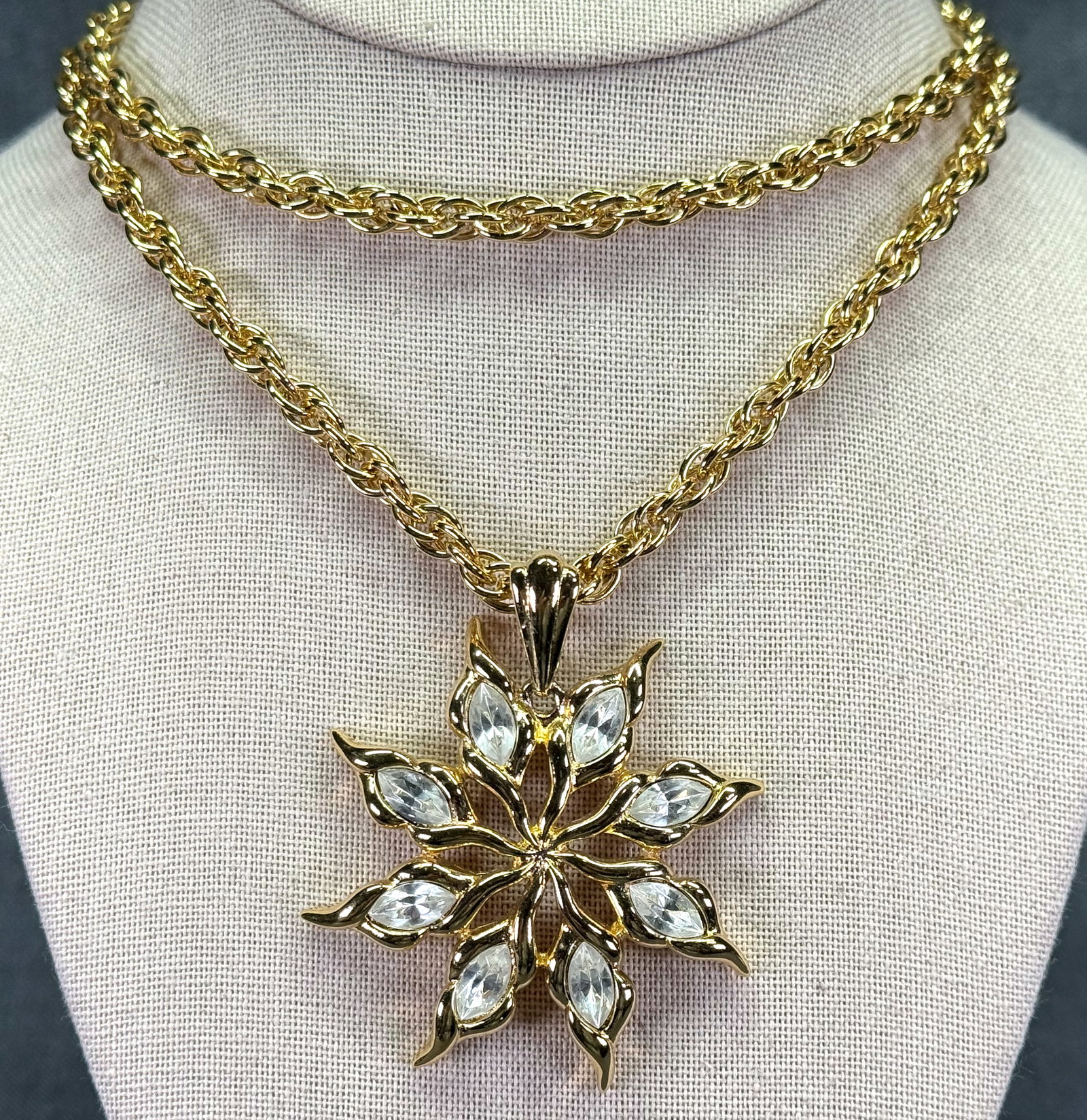Vintage Large Snowflake Necklace. Clear Marquise Crystals, Gold-tone, Rope Chain. *f: Vintage Large Snowflake Necklace. Clear Marquise Crystals, Gold-tone, Long Rope Chain. Unmarked. For measures please refer to the pictures taken with a measuring tape. Weight: 70 Grams. IN HOUSE FLAT 