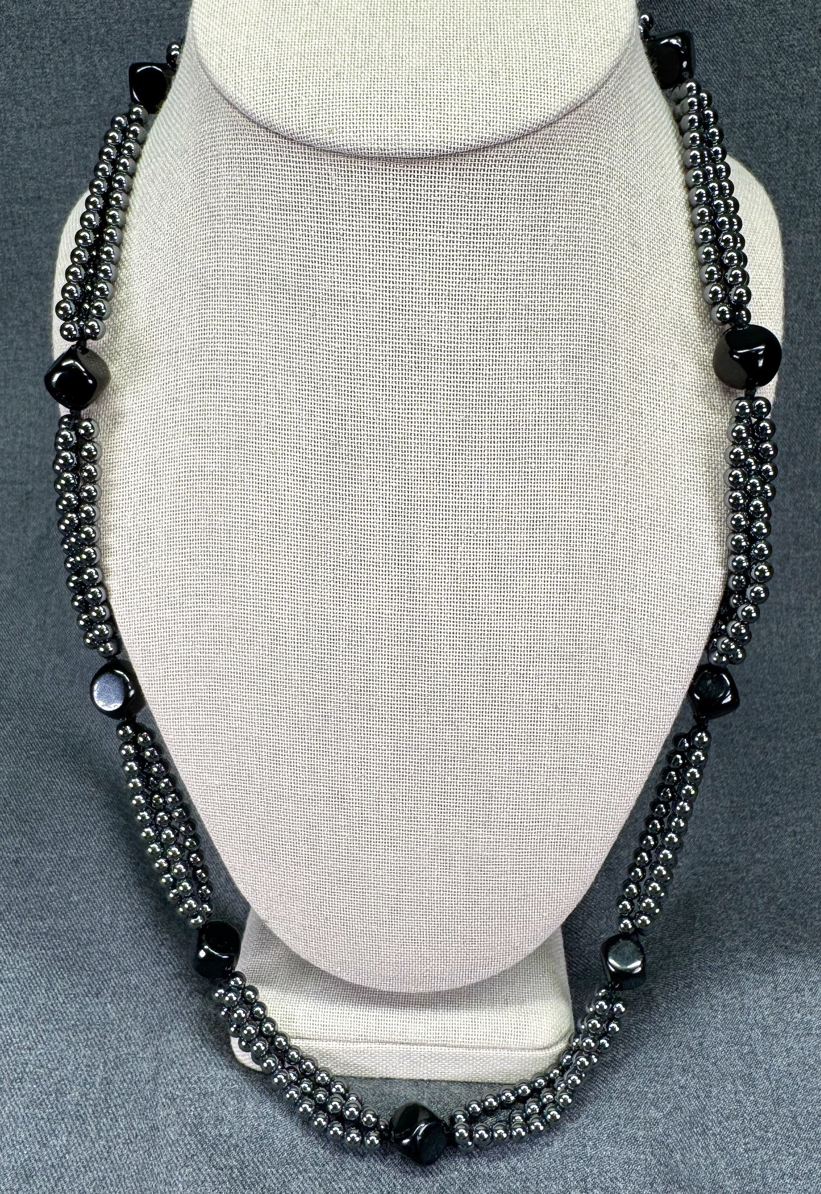 Vintage 3-Strand Hematite & Black Onix Beaded Necklace . *f: Vintage 3-Strand Hematite & Black Onix Beaded Necklace . Unmarked For measures please refer to the pictures taken with a measuring tape. Weight: 100 Grams. IN HOUSE FLAT SHIPPING & HANDLING COST WITHI