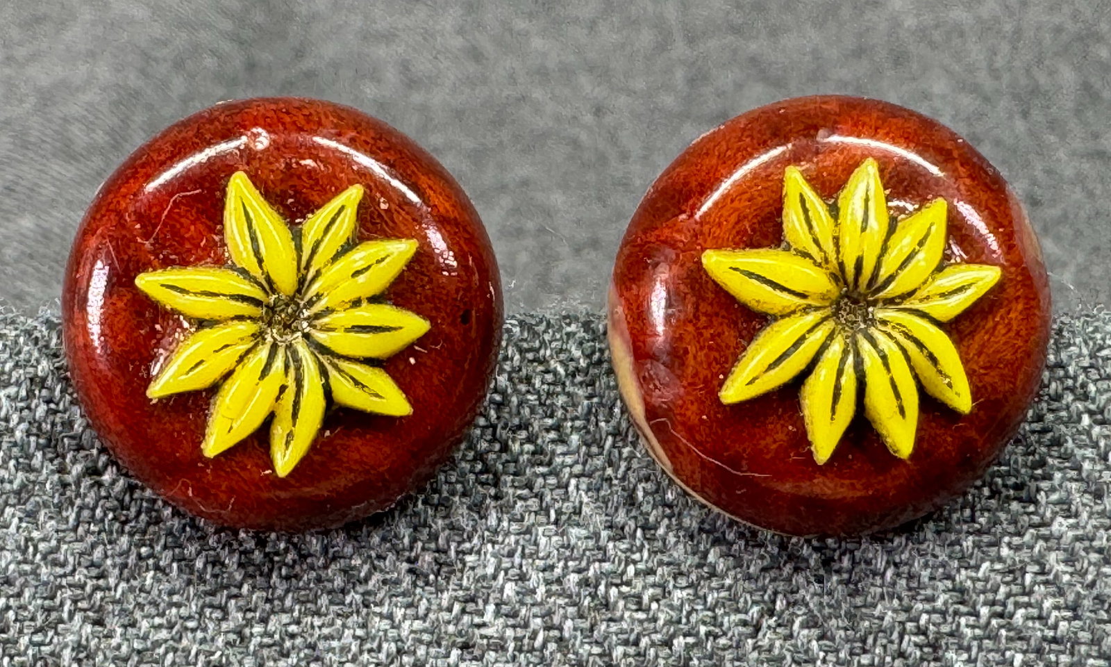 Vintage yellow celluloid flower wooden stud earrings. #B: Vintage yellow celluloid flower wooden stud earrings.Unmarked. For measures please refer to the pictures taken with a measuring tape. Weight: 3 Grams. IN HOUSE FLAT SHIPPING & HANDLING COST WITHIN ALL