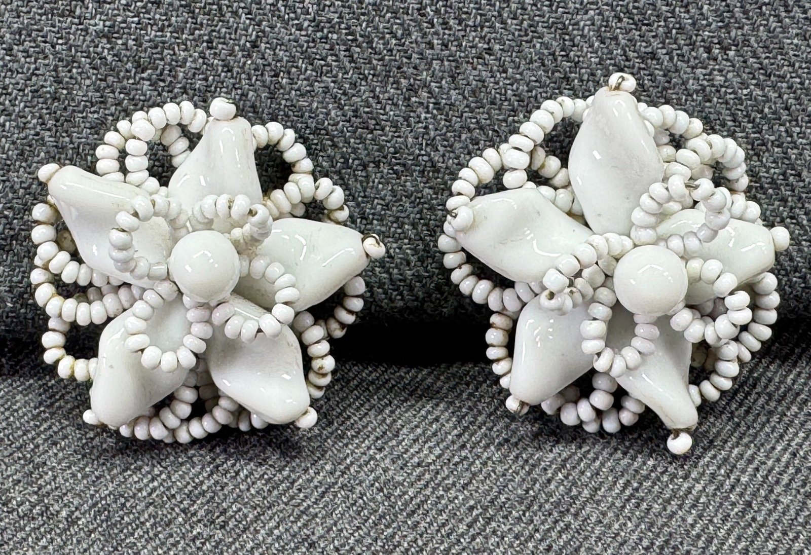Vintage milky white glass beaded flower screw back earrings. V (1 of 4)