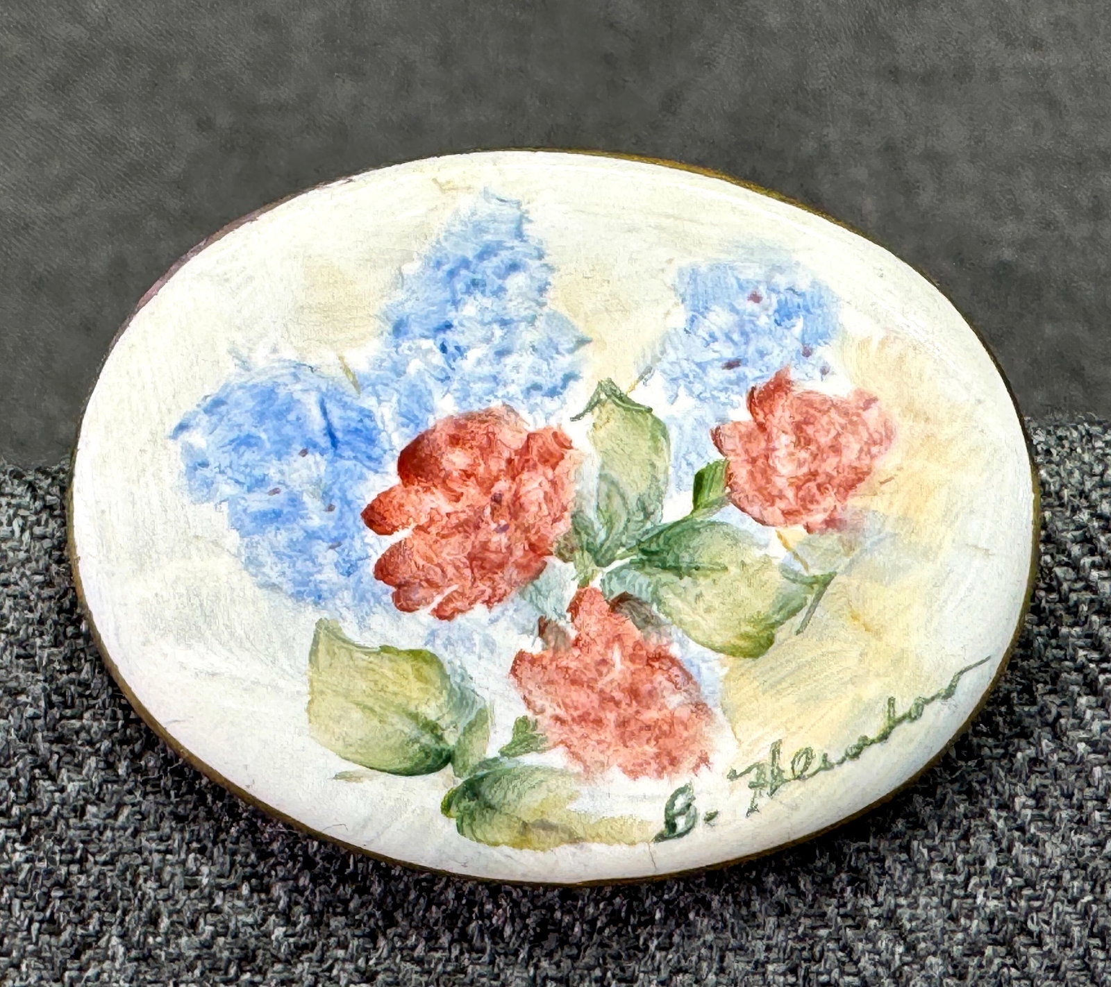 Vintage Signed Artisan Pottery Floral Brooch Pin. Hand Painted. *f: Vintage Signed Artisan Pottery Floral Brooch Pin. Hand Painted. For measures please refer to the pictures taken with a measuring tape. Weight: 9 Grams. IN HOUSE FLAT SHIPPING & HANDLING COST WITHIN AL