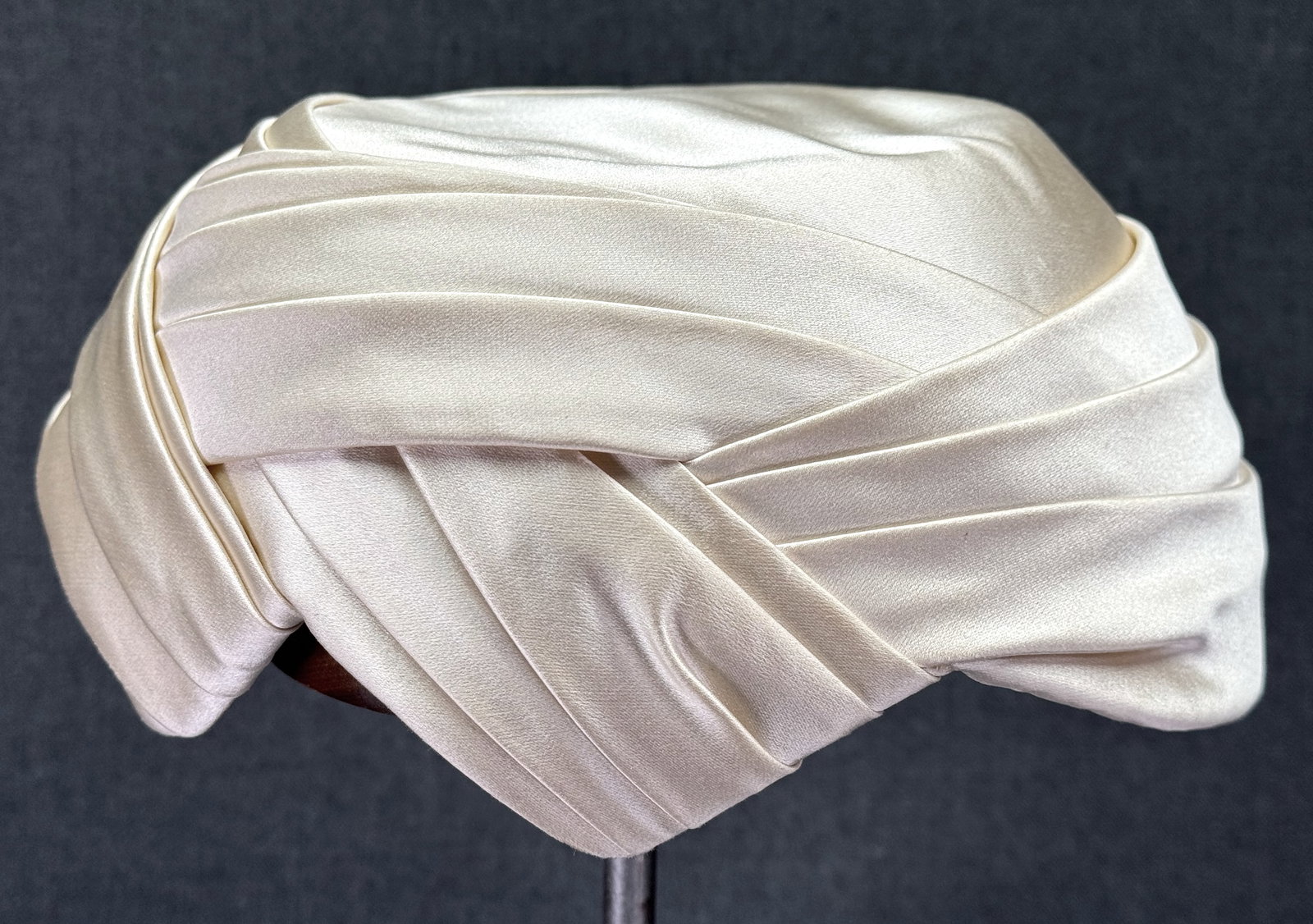 Vintage flapper style bride Saks Fifth Avenue Millinery Saloon creamy silk hat. *B: Vintage flapper style bride Saks Fifth Avenue Millinery Saloon creamy silk hat. Fabric label. No size, interior circumference measures around 22 1/2 inches. IN HOUSE FLAT SHIPPING & HANDLING COST WITH