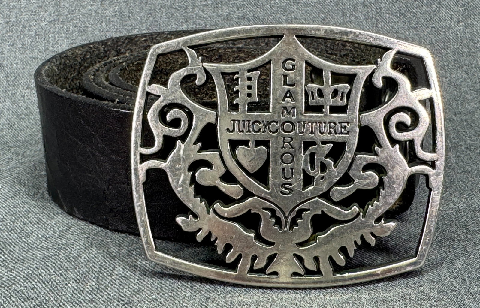 Juicy Couture crazing black leather belt. Glamorous silver-toned buckle #B: Juicy Couture crazing black leather belt. Marked. For measures please refer to the pictures taken with a measuring tape. Weight: 180 Grams. IN HOUSE FLAT SHIPPING & HANDLING COST WITHIN ALL THE U.S. :