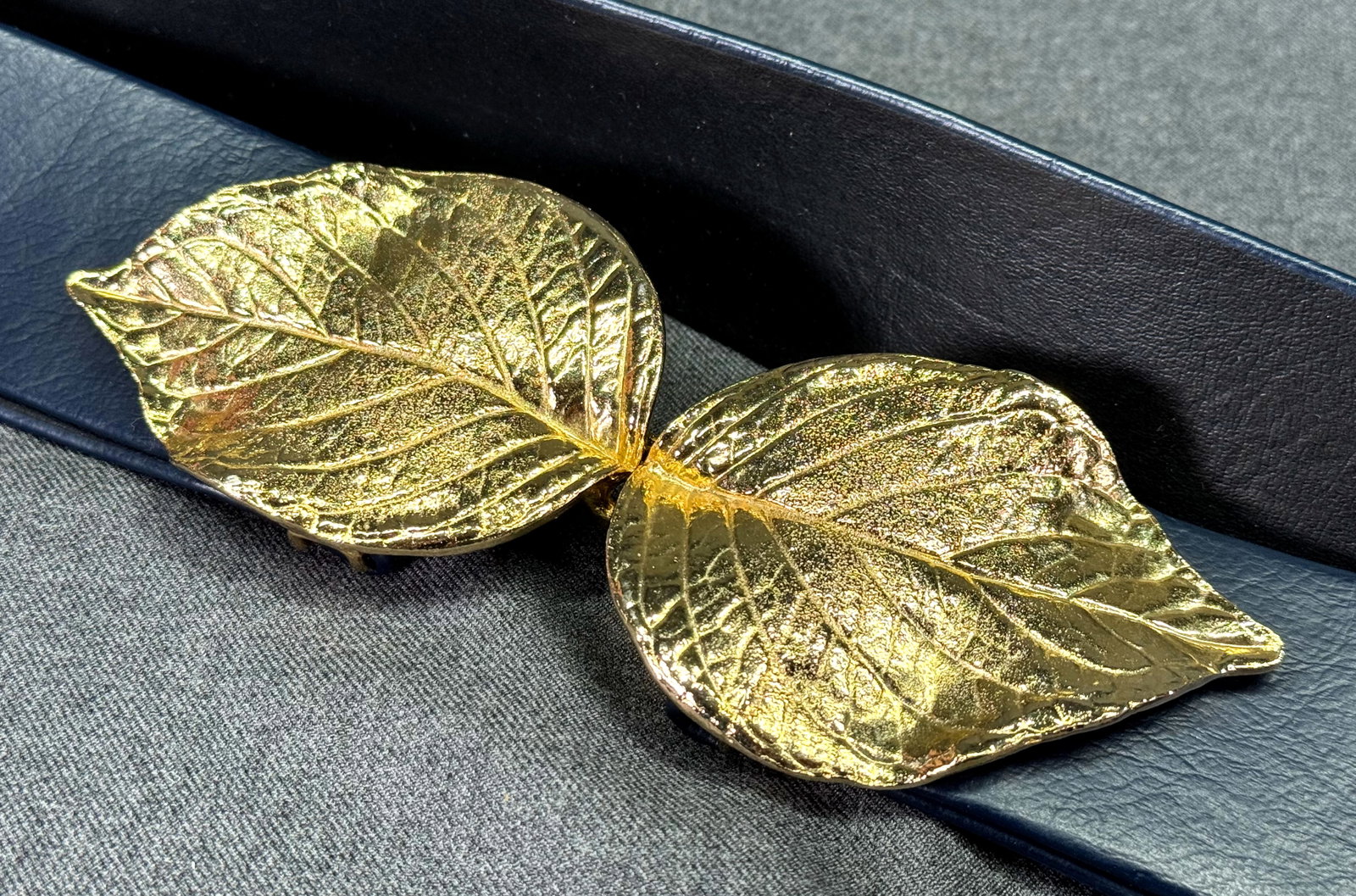Vintage heavy goldtoned leaves buckle blue leather belt: IN HOUSE FLAT SHIPPING & HANDLING COST WITHIN ALL THE U.S. : 8 To bypass LiveShipping, and use our In-House shipping service for 8 or shipping combined for multiple lots, please select “Arrange Your