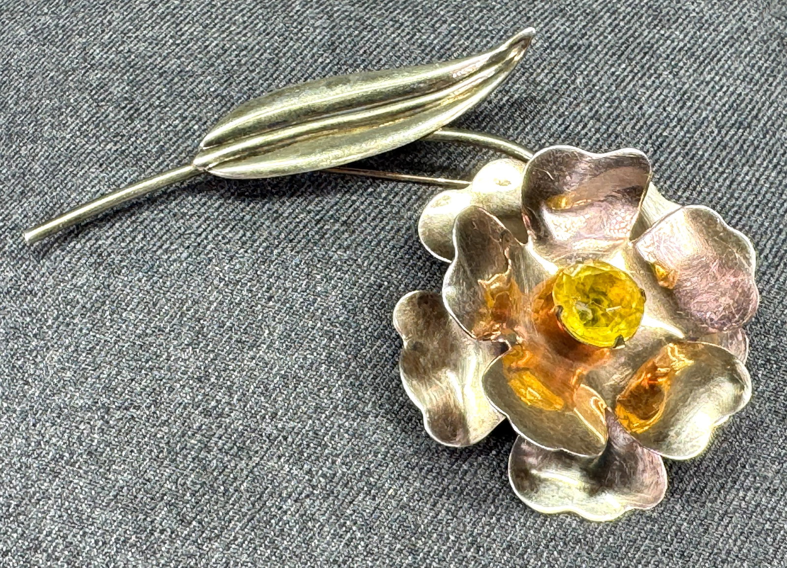 Vintage faceted golden crystal goldtone metal flower & leaf large pin brooch.: IN HOUSE FLAT SHIPPING & HANDLING COST WITHIN ALL THE U.S. : 7 To bypass LiveShipping, and use our In-House shipping service for 7 or shipping combined for multiple lots, please select “Arrange Your