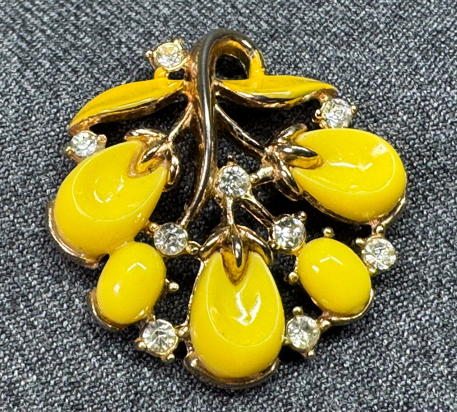 Vintage Trifari style floral pendant. Enamel, plastic cabs, crystals, gold-tone. *f: Vintage Trifari style floral pendant. Enamel, plastic cabs, crystals, gold-tone.Unmarked. For measures please refer to the pictures taken with a measuring tape. Weight: 2 Grams. IN HOUSE FLAT SHIPPING