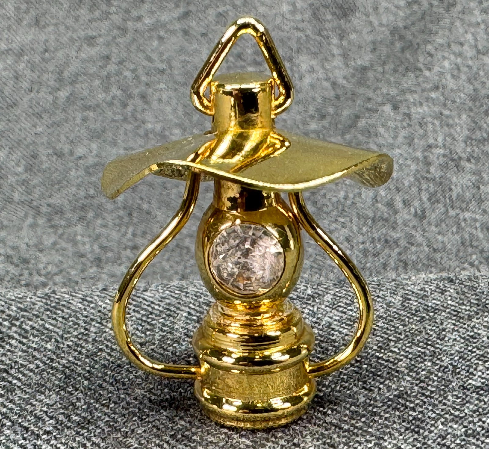 Vintage working shade lantern pendant. Double sided crystals, gold-tone. *f: Vintage working shade lantern pendant. Double sided crystals, gold-tone. Unmarked. For measures please refer to the pictures taken with a measuring tape. Weight: 14 Grams. IN HOUSE FLAT SHIPPING & HAN