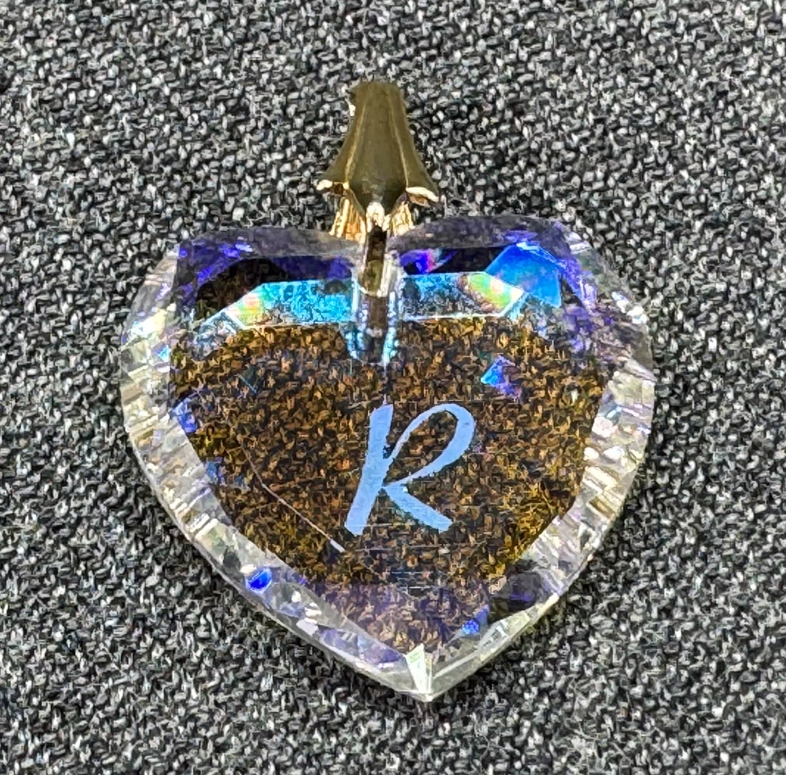 Vintage crystal cursive initial R pendant. *f: Vintage crystal cursive initial R pendant. Unmarked. For measures please refer to the pictures taken with a measuring tape. Weight: 3 Grams. IN HOUSE FLAT SHIPPING & HANDLING COST WITHIN ALL THE U.S. 