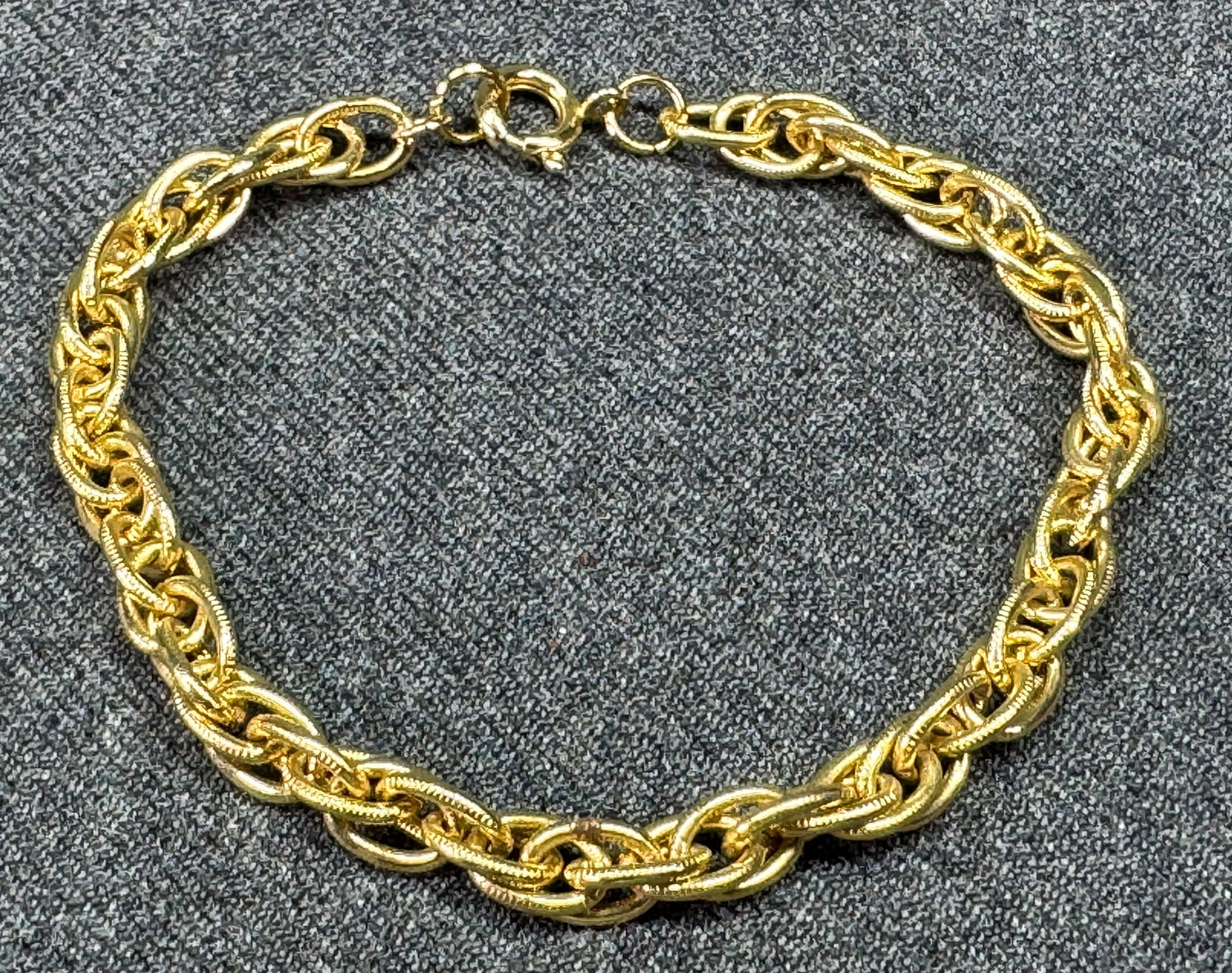 Vintage gold-toned chain charm's bracelet. #B: Vintage gold-toned chain charm's bracelet. Unmarked. < For measures please refer to the pictures taken with a measuring tape. Weight: 8 Grams. IN HOUSE FLAT SHIPPING & HANDLING COST WITHIN ALL THE U.S